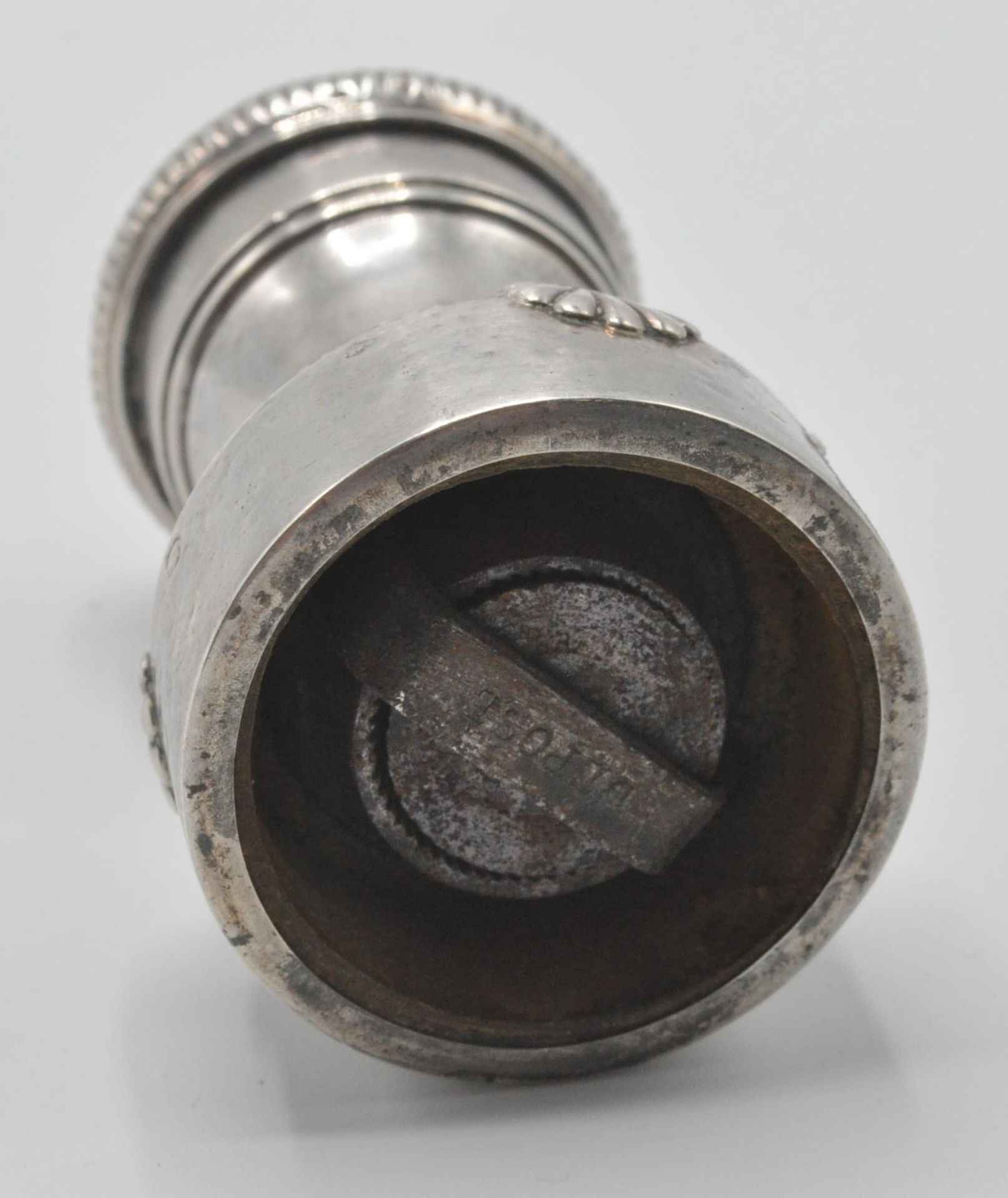 A 20th century French silver hallmarked pepper grinder having twist top with adjustable knob atop - Image 4 of 5