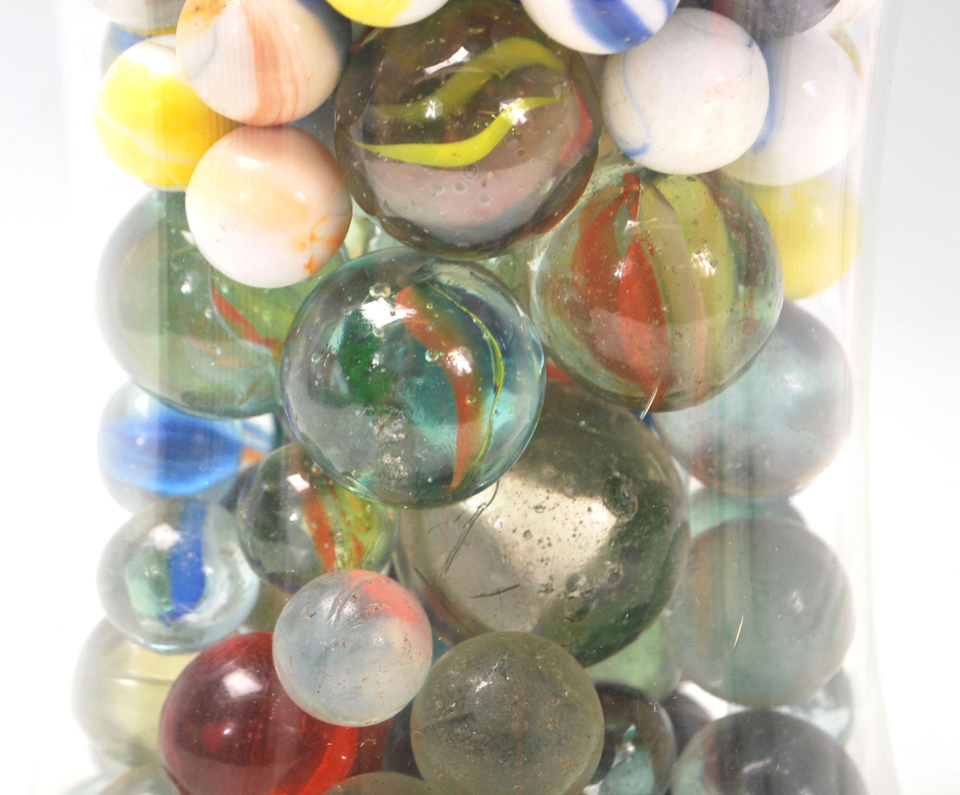 A collection of believed antique and vintage 19th and 20th century marbles to include handmade - Bild 3 aus 7