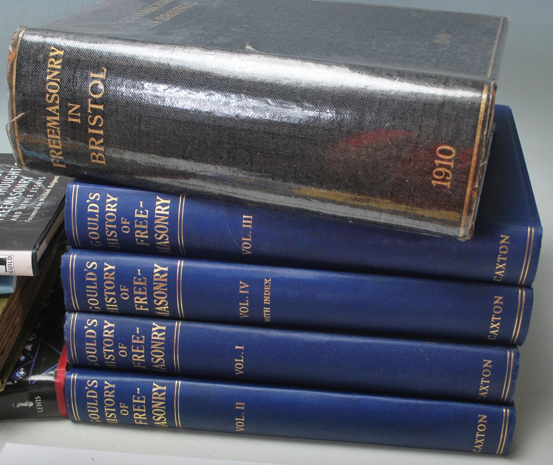 A large collection of Masonic books to include Gould’s History of Freemasonry Volume 1,2,3,4, - Bild 2 aus 6