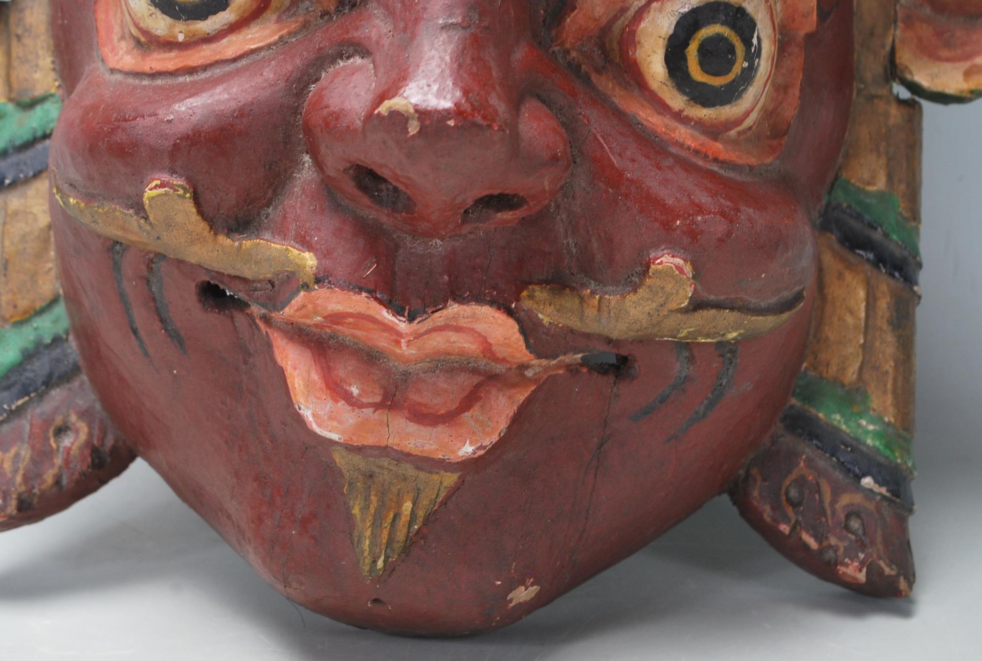 A 20th Century Chinese Tibetan carved wooden wall mounting mask in the form of a demon / mythical - Bild 2 aus 6