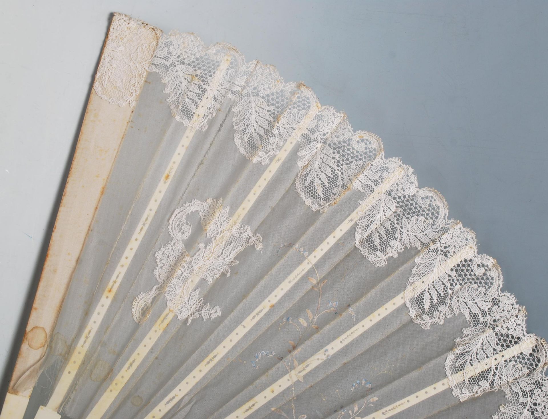 A late 19th / early 20th Century bone and lace hand fan being hand painted with butterflies and - Bild 2 aus 7