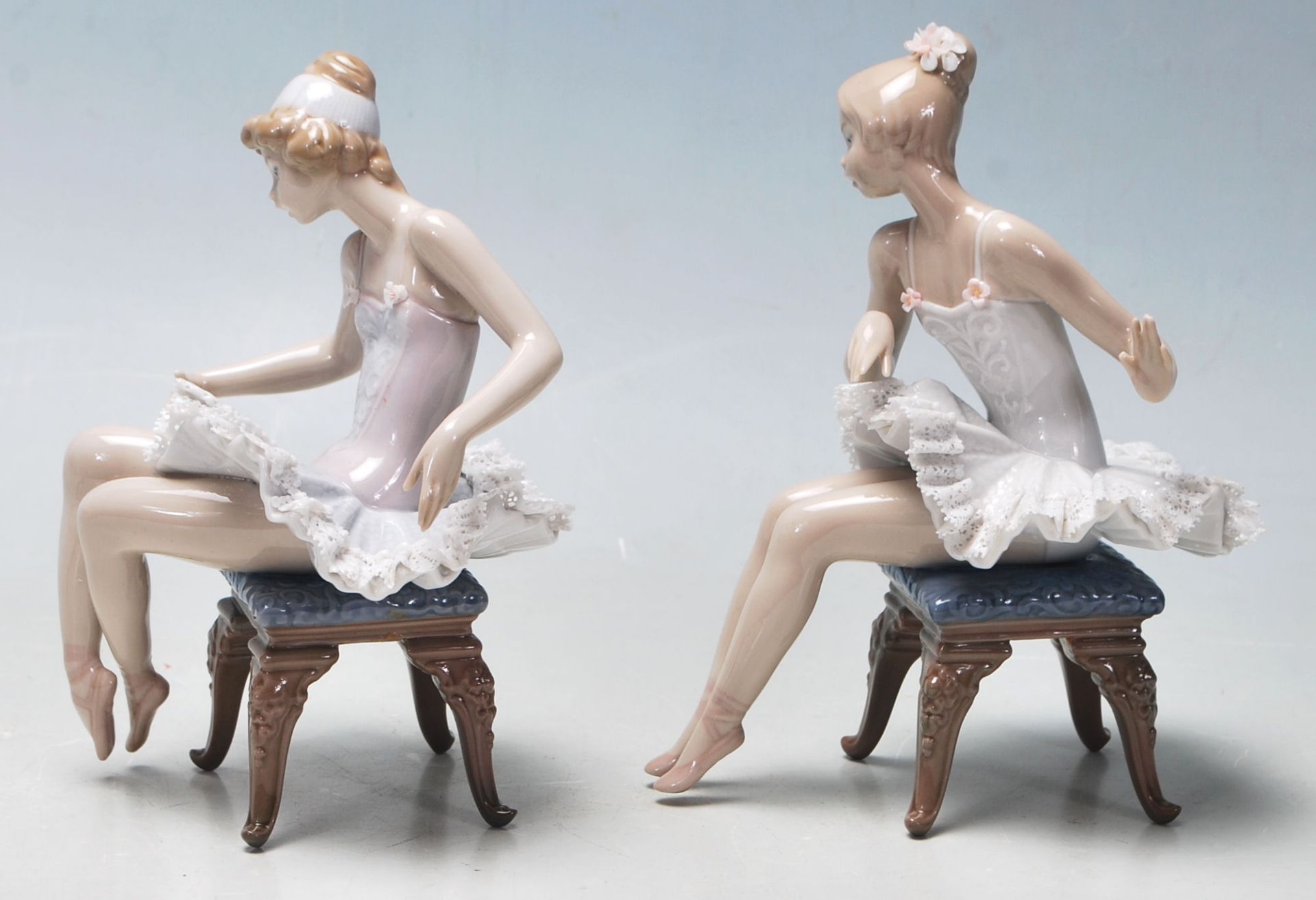 LLadro - A pair of late 20th Century vintage ceramic ballerinas comprising two seated girls getting - Bild 4 aus 6