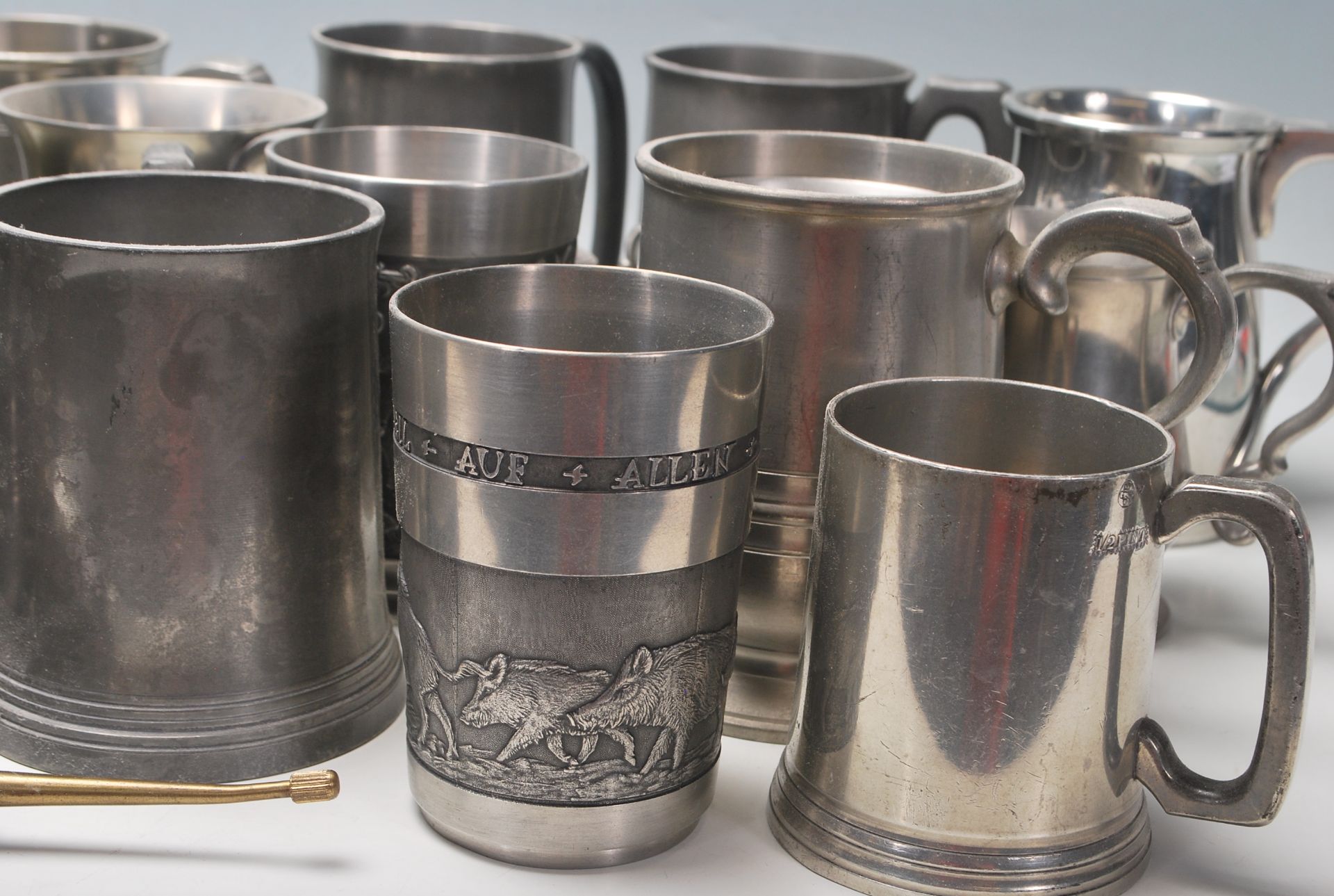 A collection of early 20th Century metalware & pewter drinking vessels / steins / flagons / jugs - Bild 3 aus 9