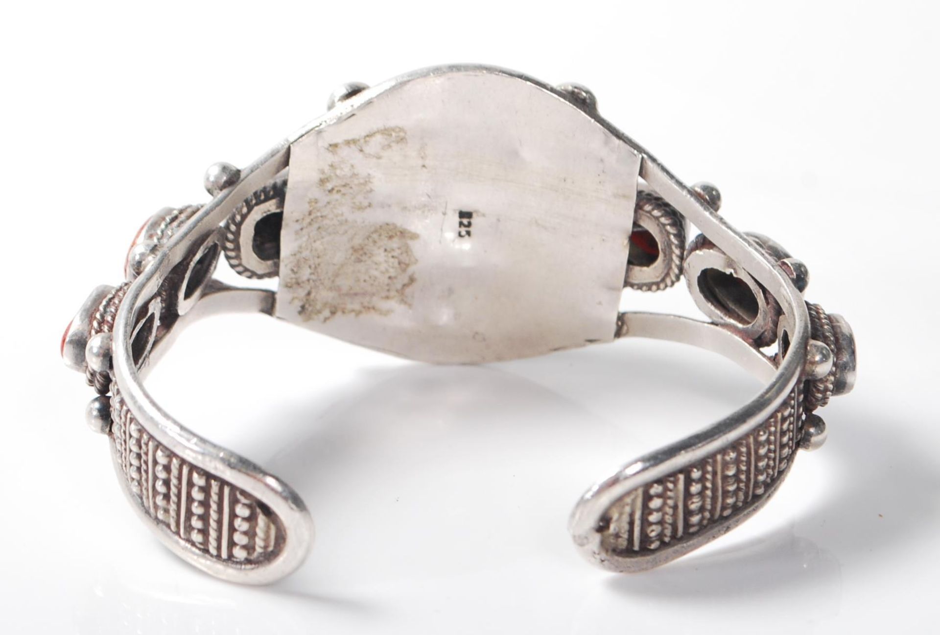 A stamped .925 silver bracelet bangle having beaded decoration to the clasp and is studded with - Bild 3 aus 5