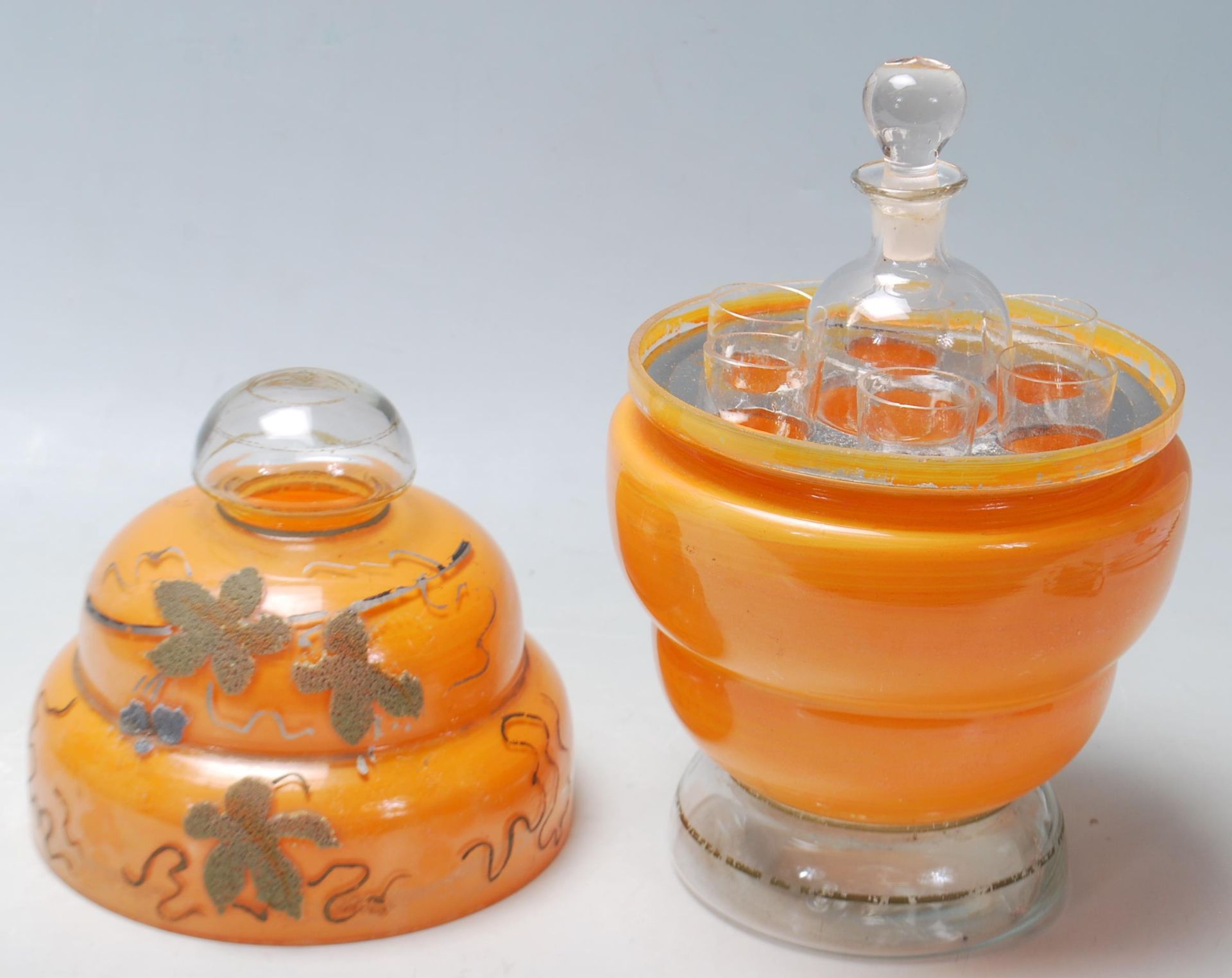 A vintage retro glass decanter and glass set housed in a glass in a tiered beehive shaped case, - Bild 3 aus 5