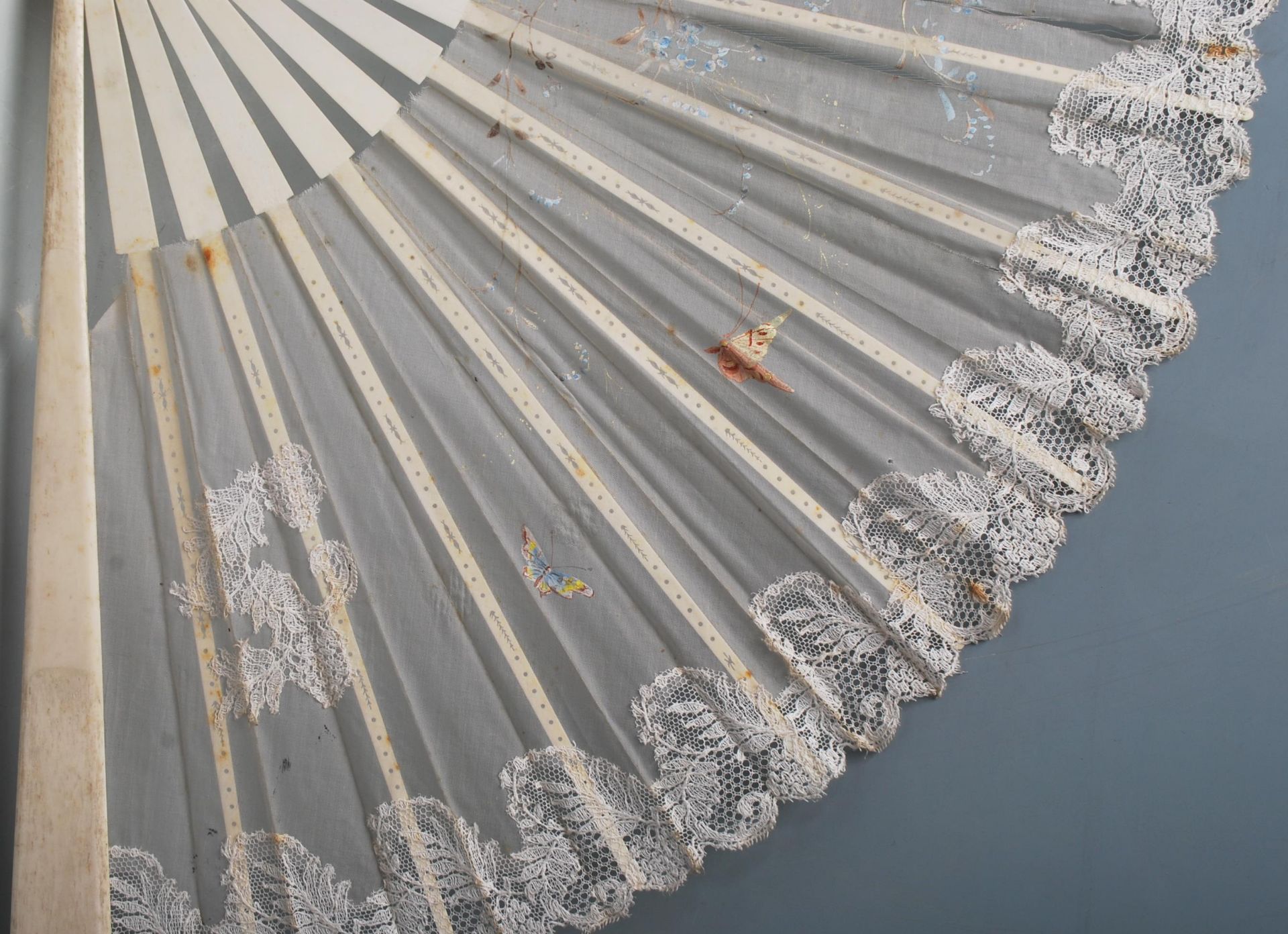 A late 19th / early 20th Century bone and lace hand fan being hand painted with butterflies and - Bild 5 aus 7