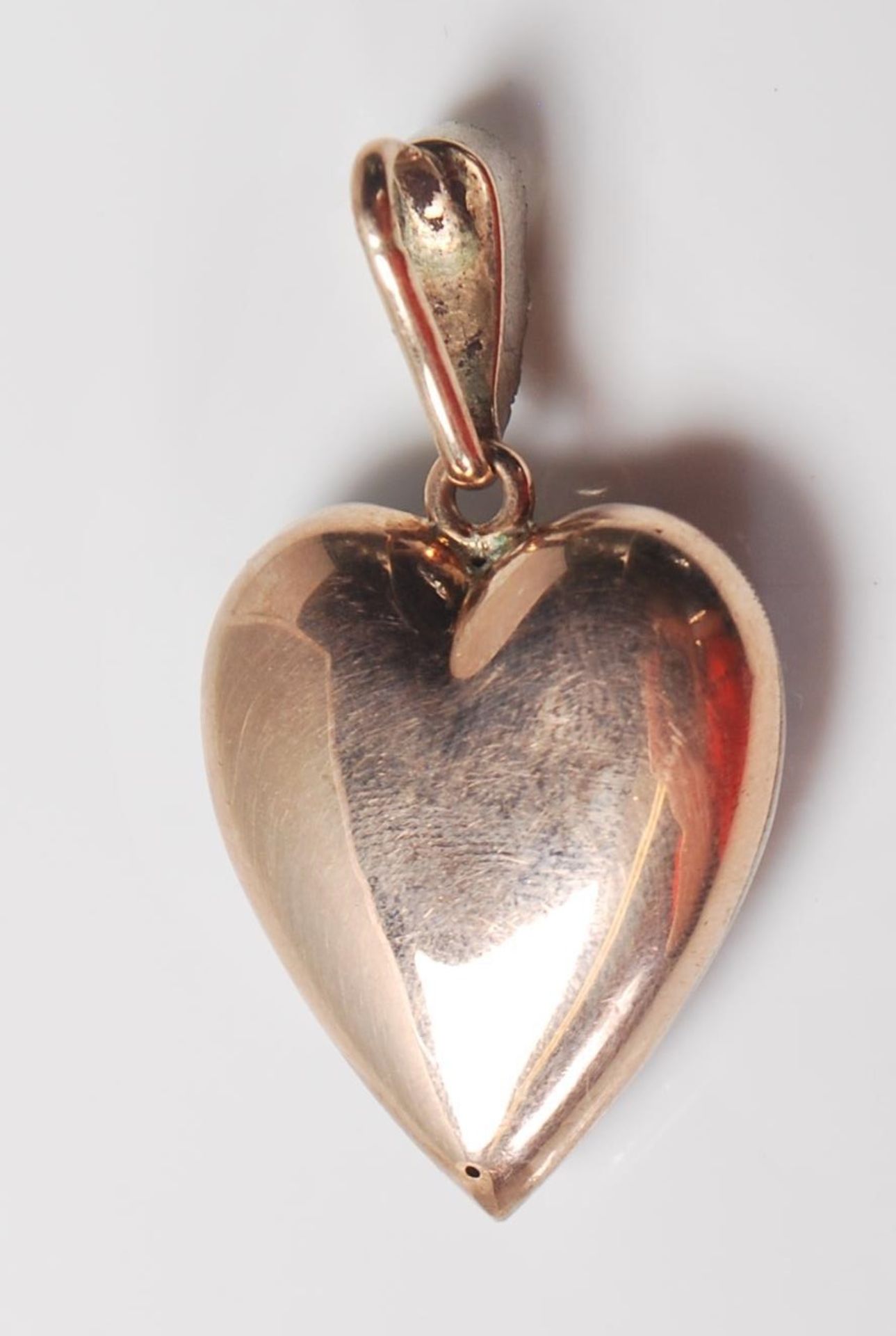 A 20th Century silver and paste stone set pendant in the form of a heart having a paste set bale and - Bild 4 aus 4