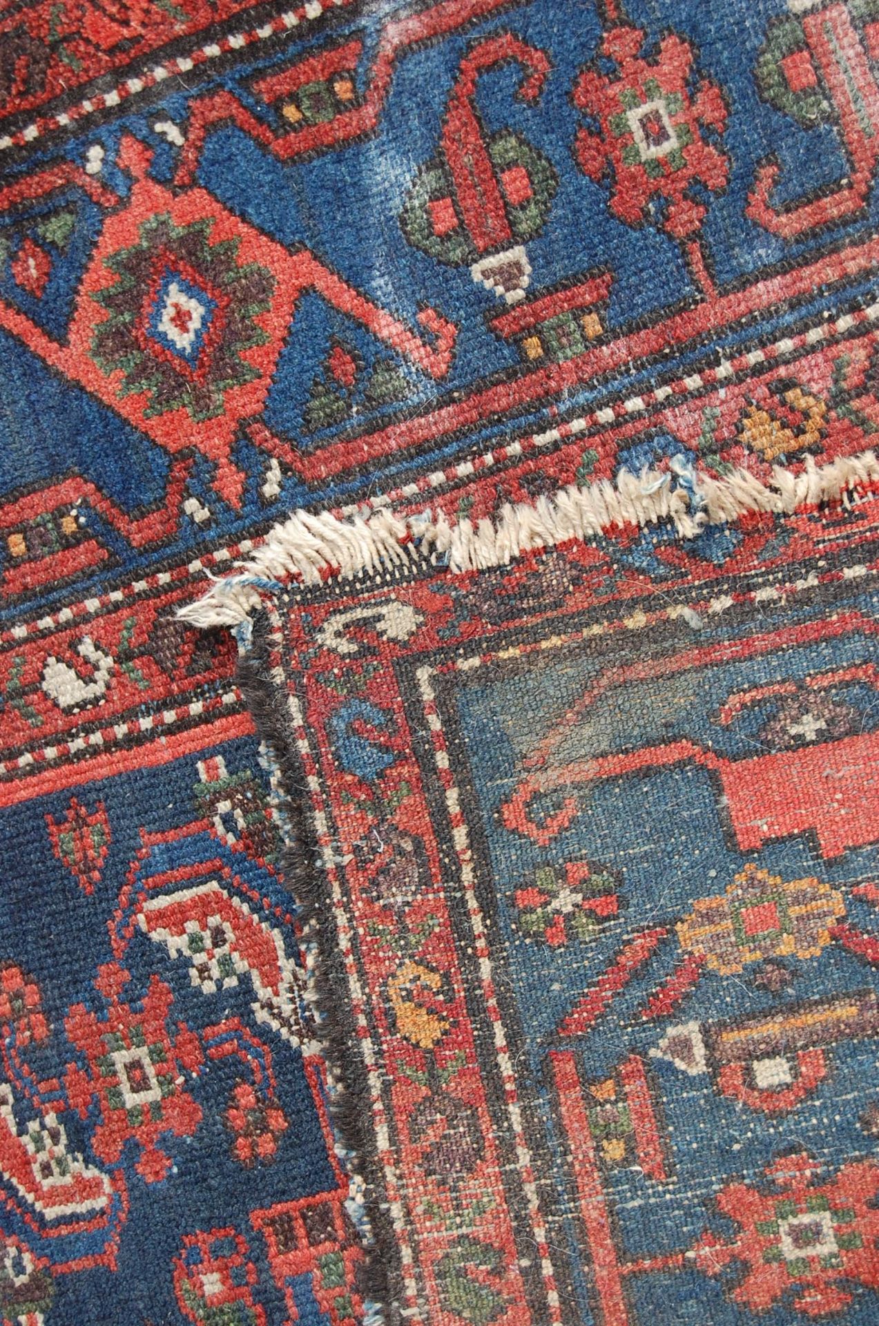 An early 20th century Persian / Islamic Bokhara floor rug – carpet. The rug being handwoven with a - Image 4 of 4