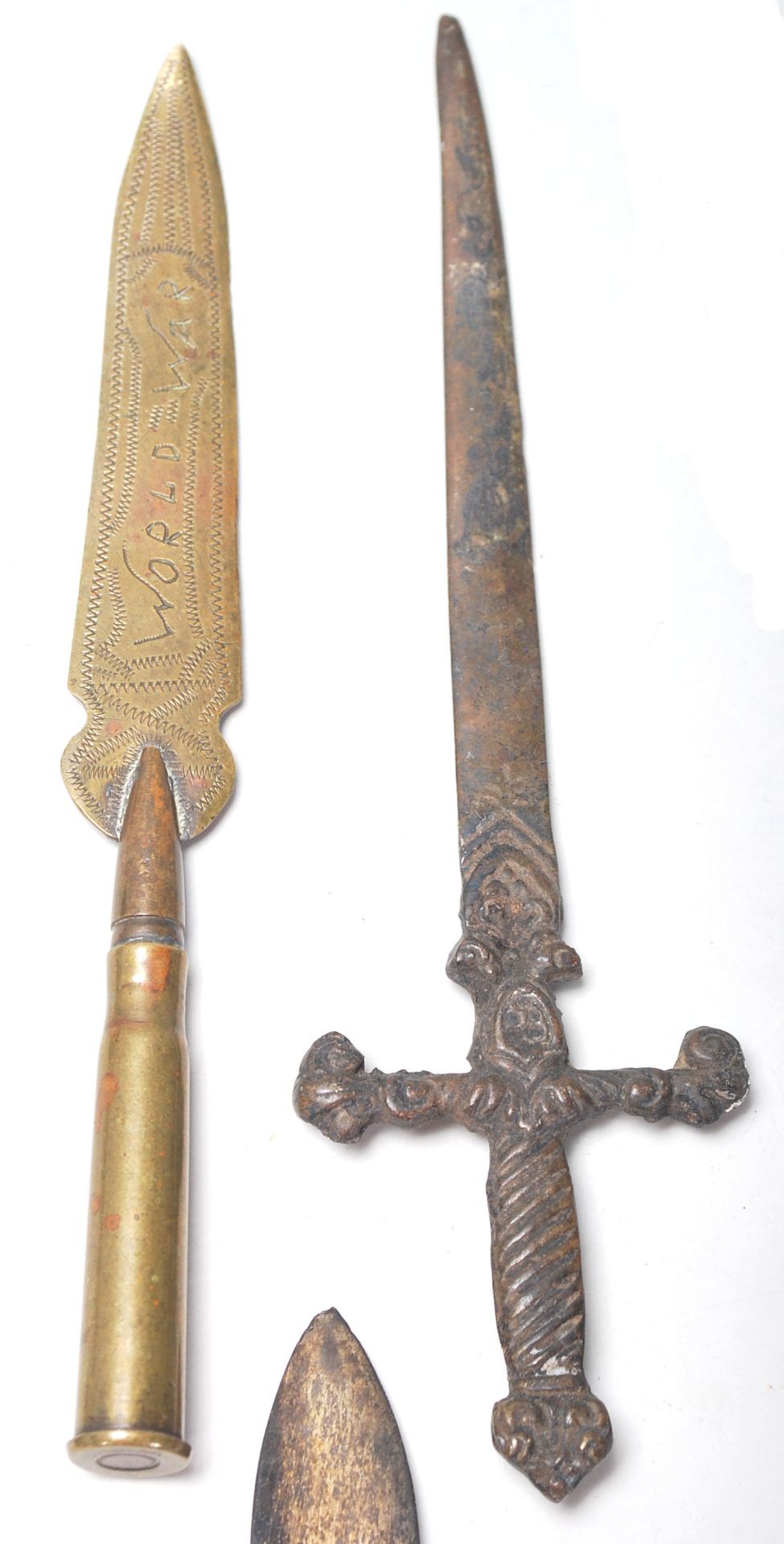 A collection of 19th Century and later weapons to include a commando knife, a Tibetan knife with - Bild 4 aus 5