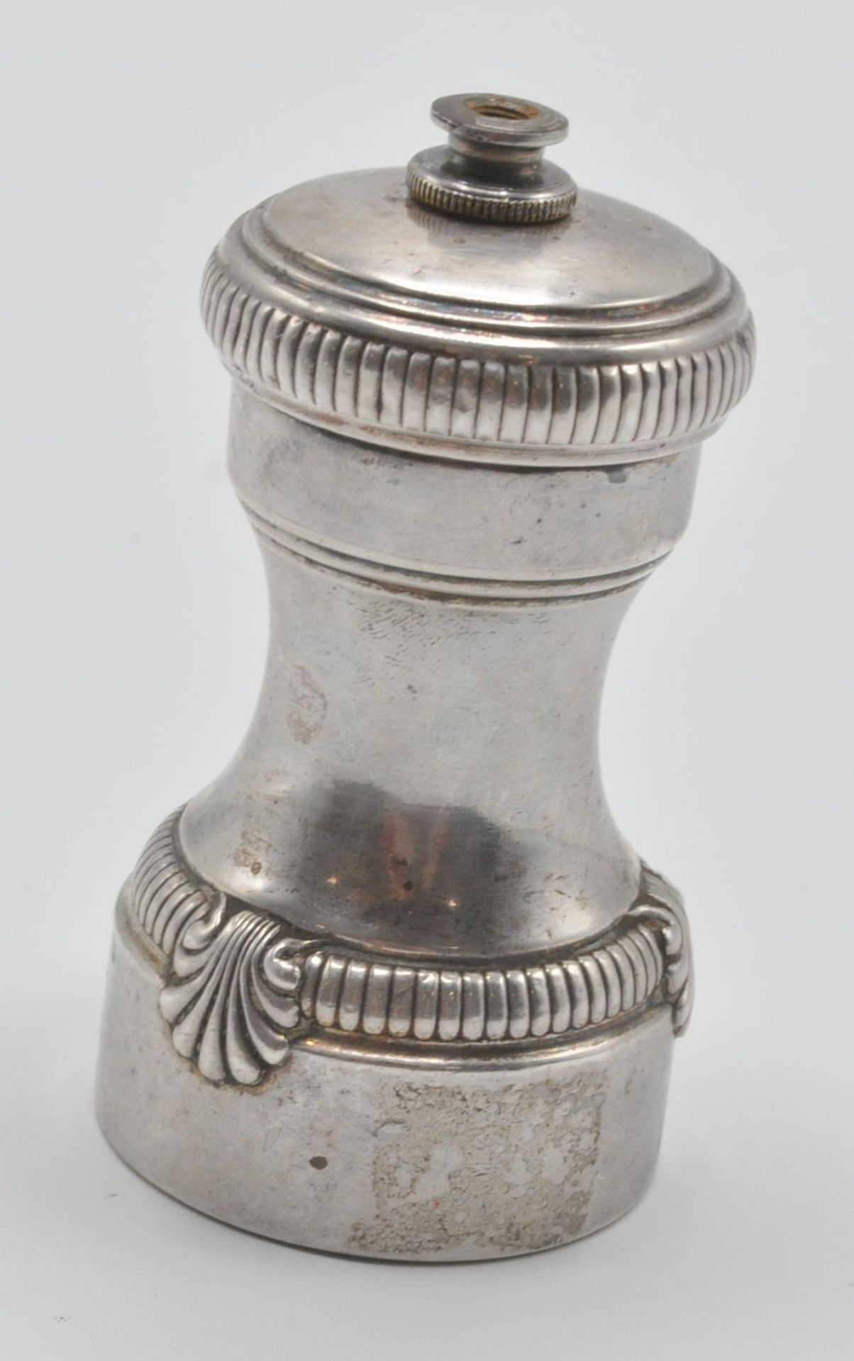 A 20th century French silver hallmarked pepper grinder having twist top with adjustable knob atop - Image 2 of 5