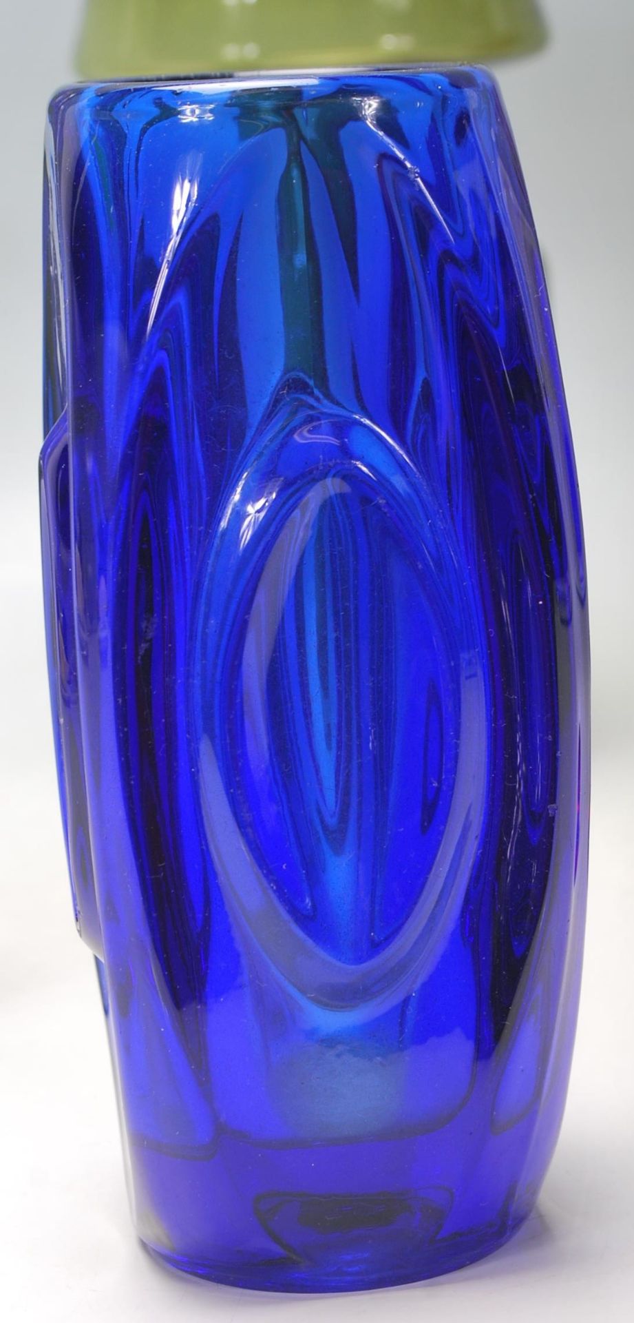 A good collection of studio art glass comprising a Sklo Union Hobnail clear glass vase, a Rudolf - Bild 2 aus 8