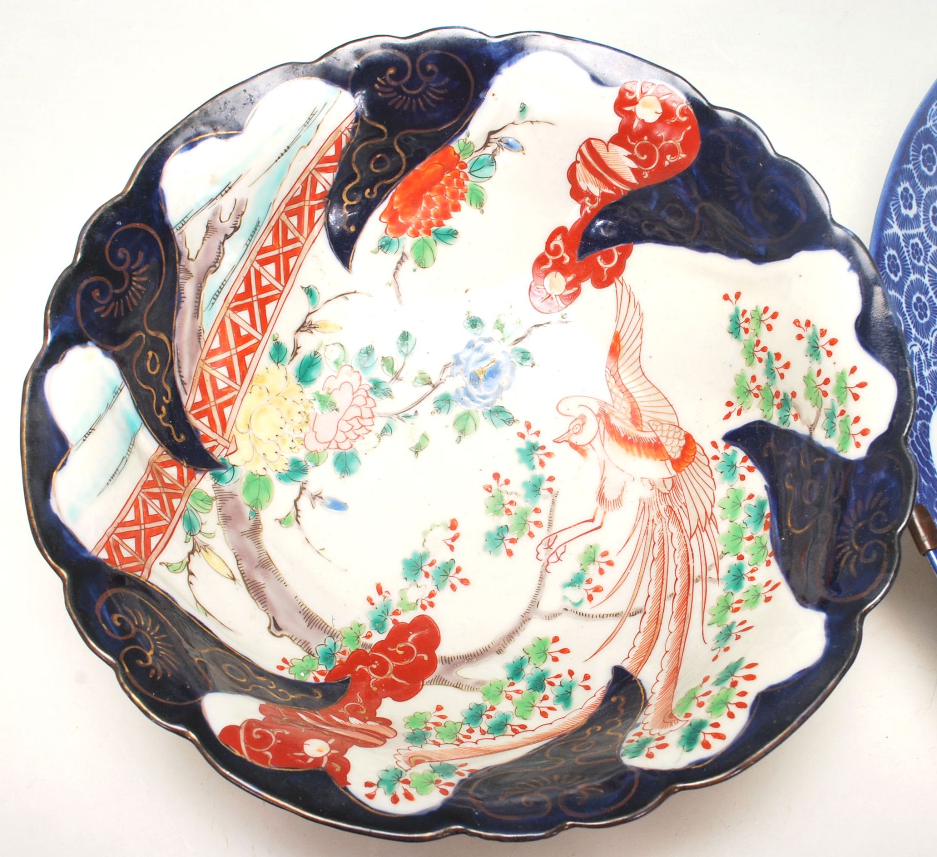 An early 20th Century Japanese wall charger plate of round form being transfer printed with floral - Bild 2 aus 6