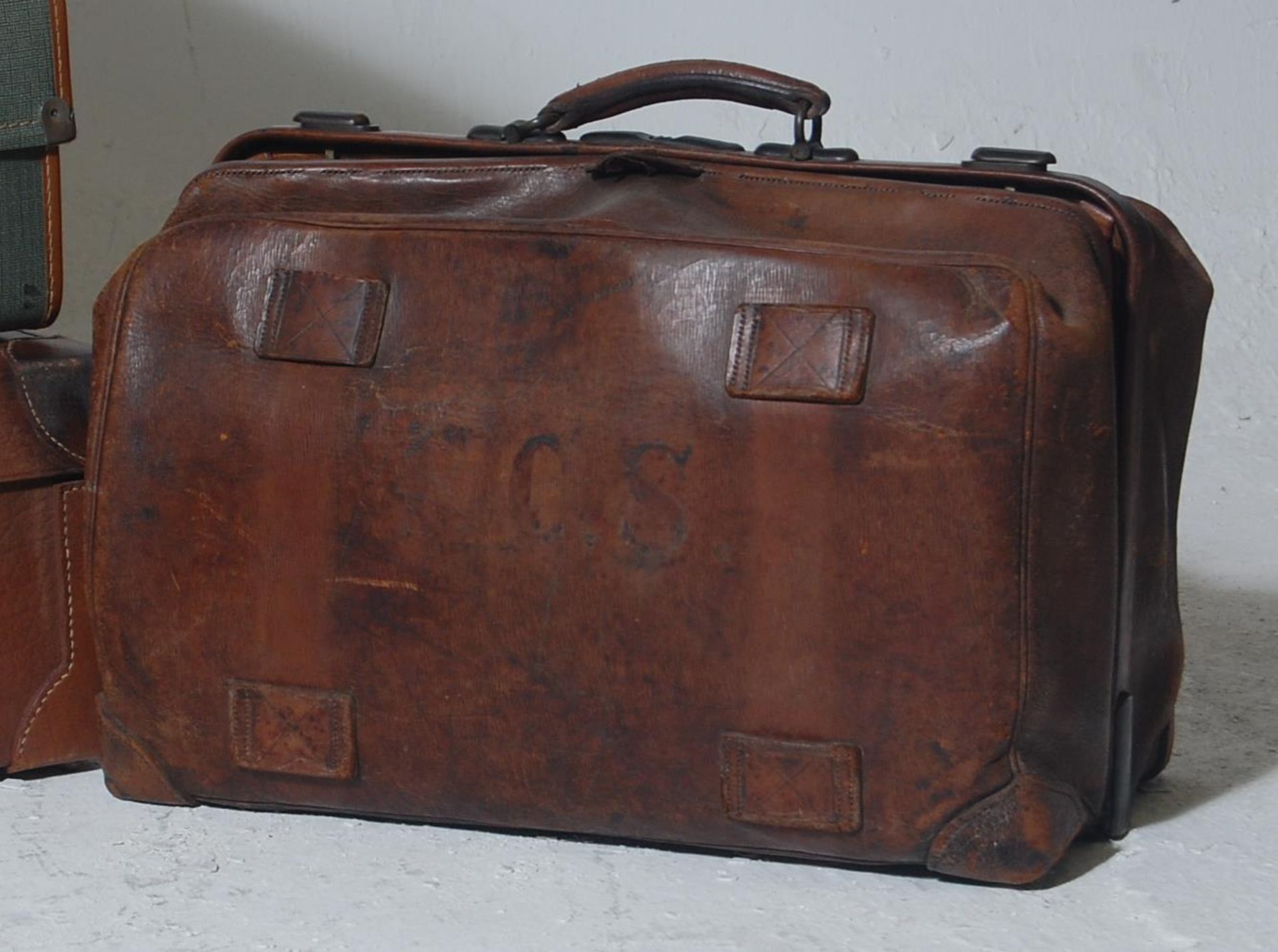 A good stack of vintage trunks and suitcases to include good leather example with monogram initials, - Bild 3 aus 6