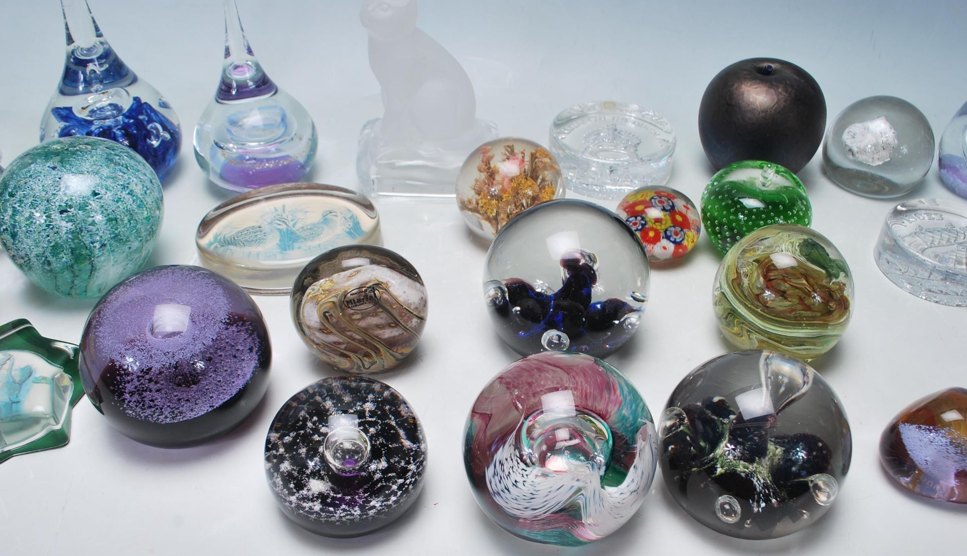 A large collection of 30+ 20th century studio art glass paperweights to include Darlington, - Bild 2 aus 7