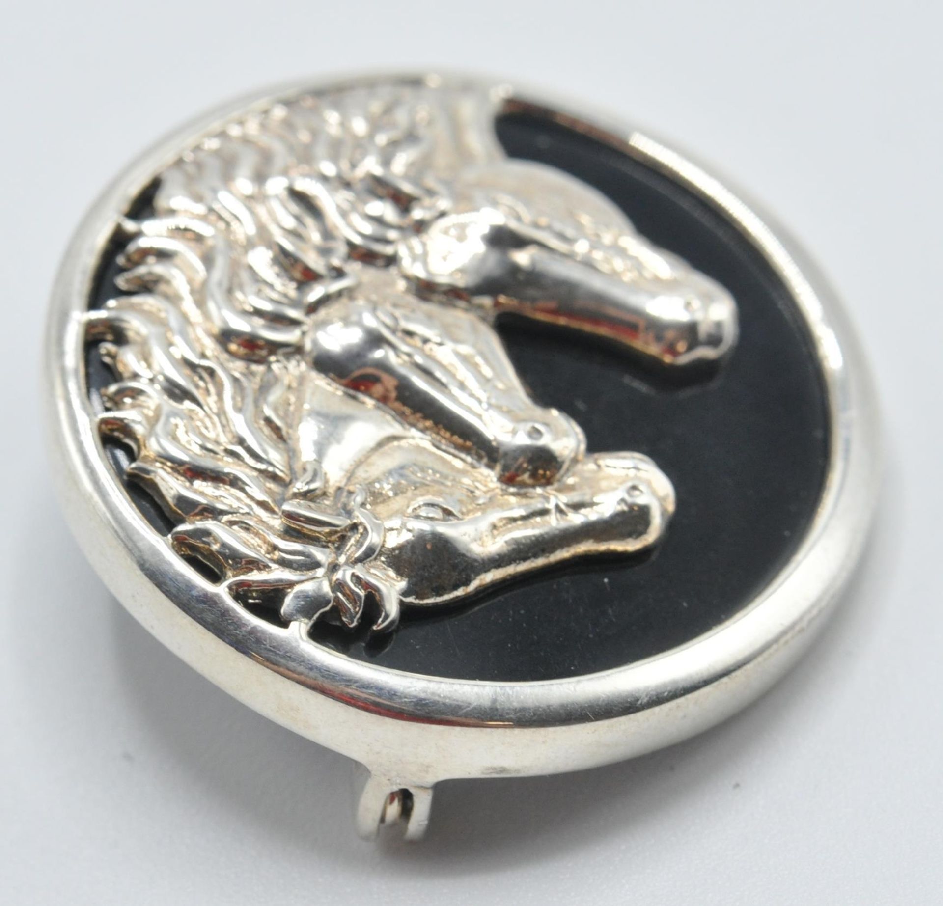 A sterling silver and onyx brooch set with three horse heads. Measures: 3cm diameter. weight 12.8g - Bild 4 aus 5