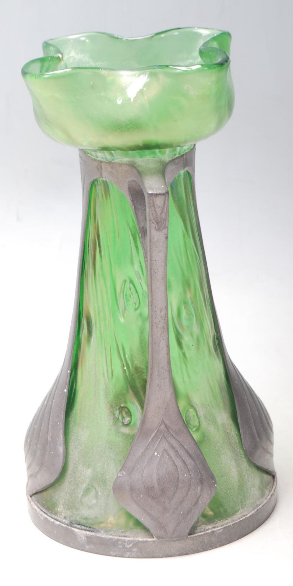 A late 19th Victorian / early 20th Century Art Nouveau Loetz iridescent green glass and  pewter vase - Bild 2 aus 5