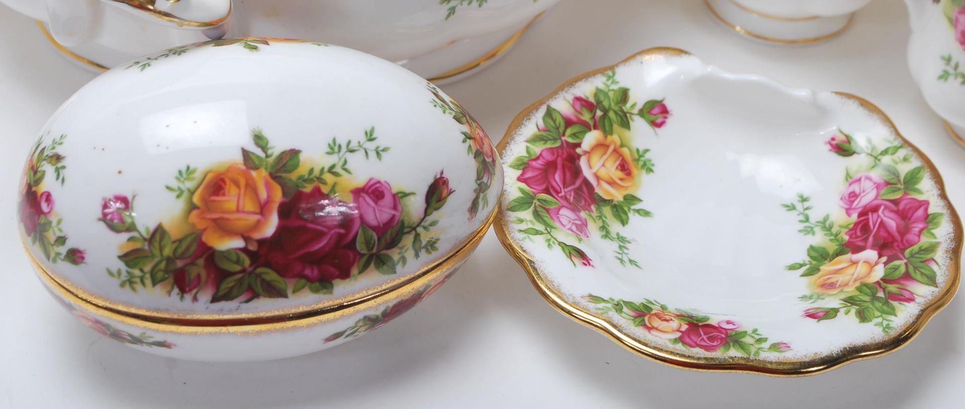 A very large Royal Albert bone china tea service / dining service in the Old Country Roses pattern - Bild 8 aus 14