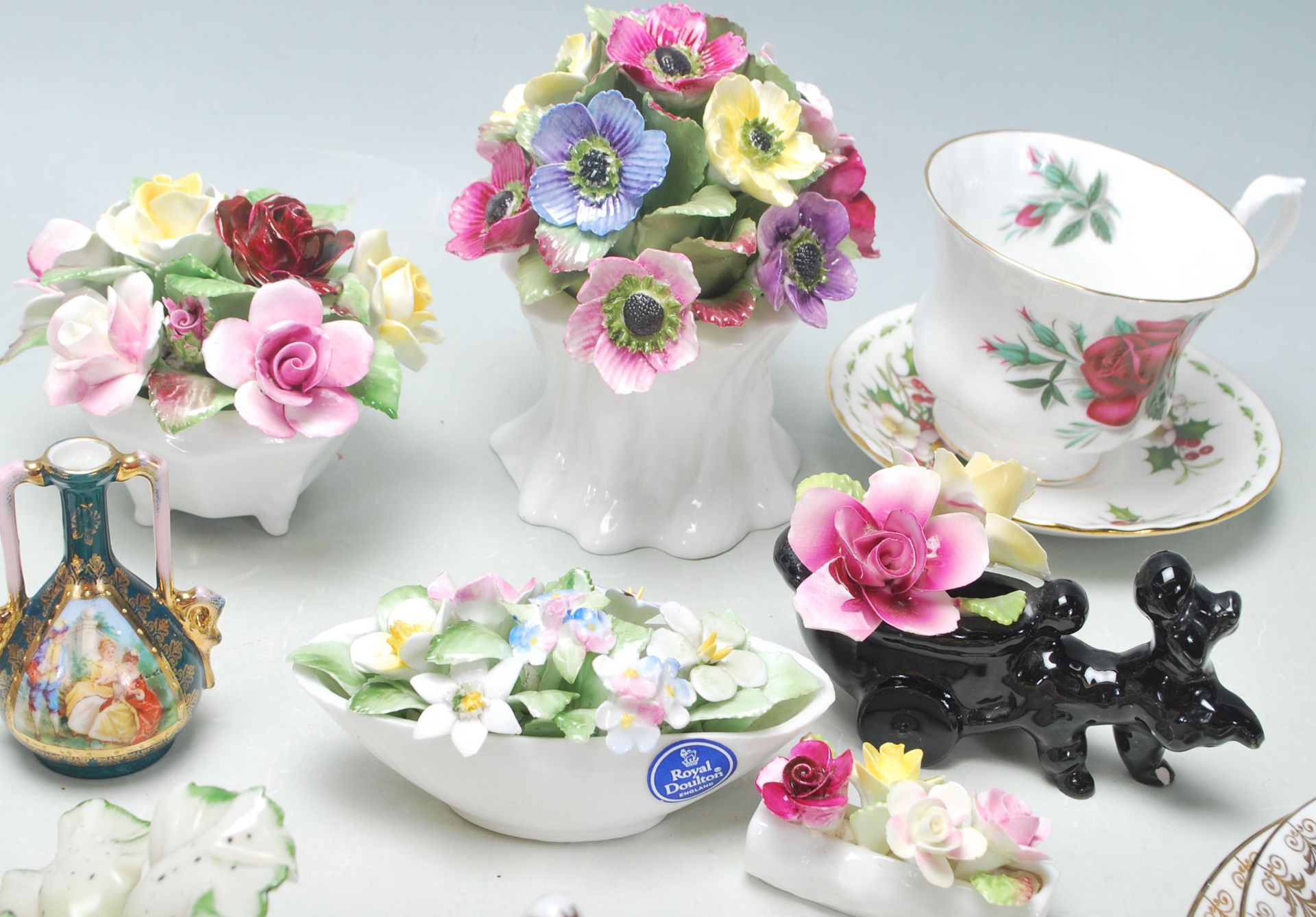 A collection of vintage early 20th Century fine bone china tea cups, trios and flower posies by - Bild 11 aus 15