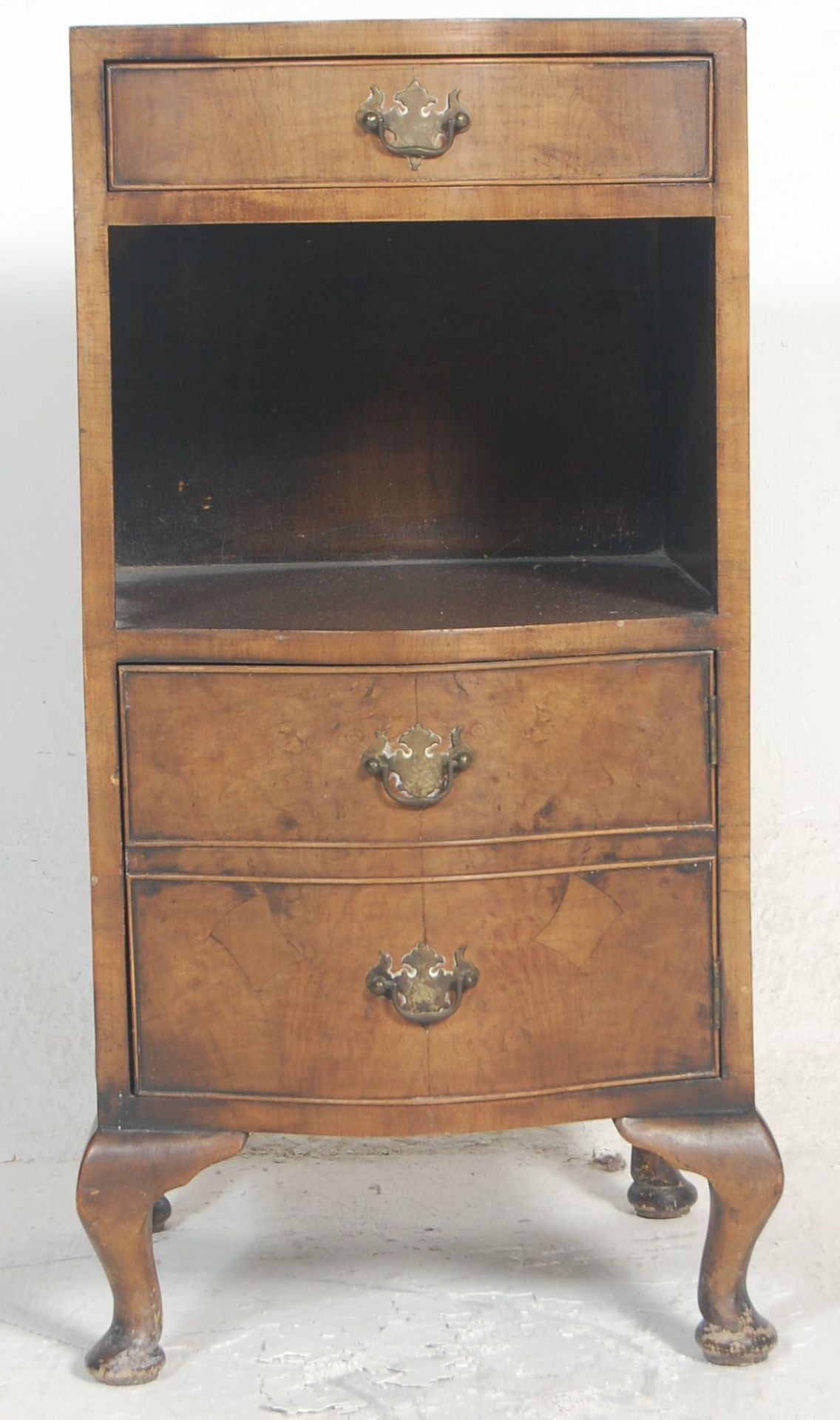A vintage 1940s mid century walnut veneered tallboy / bachelors chest  / chest of drawers having a - Bild 12 aus 15