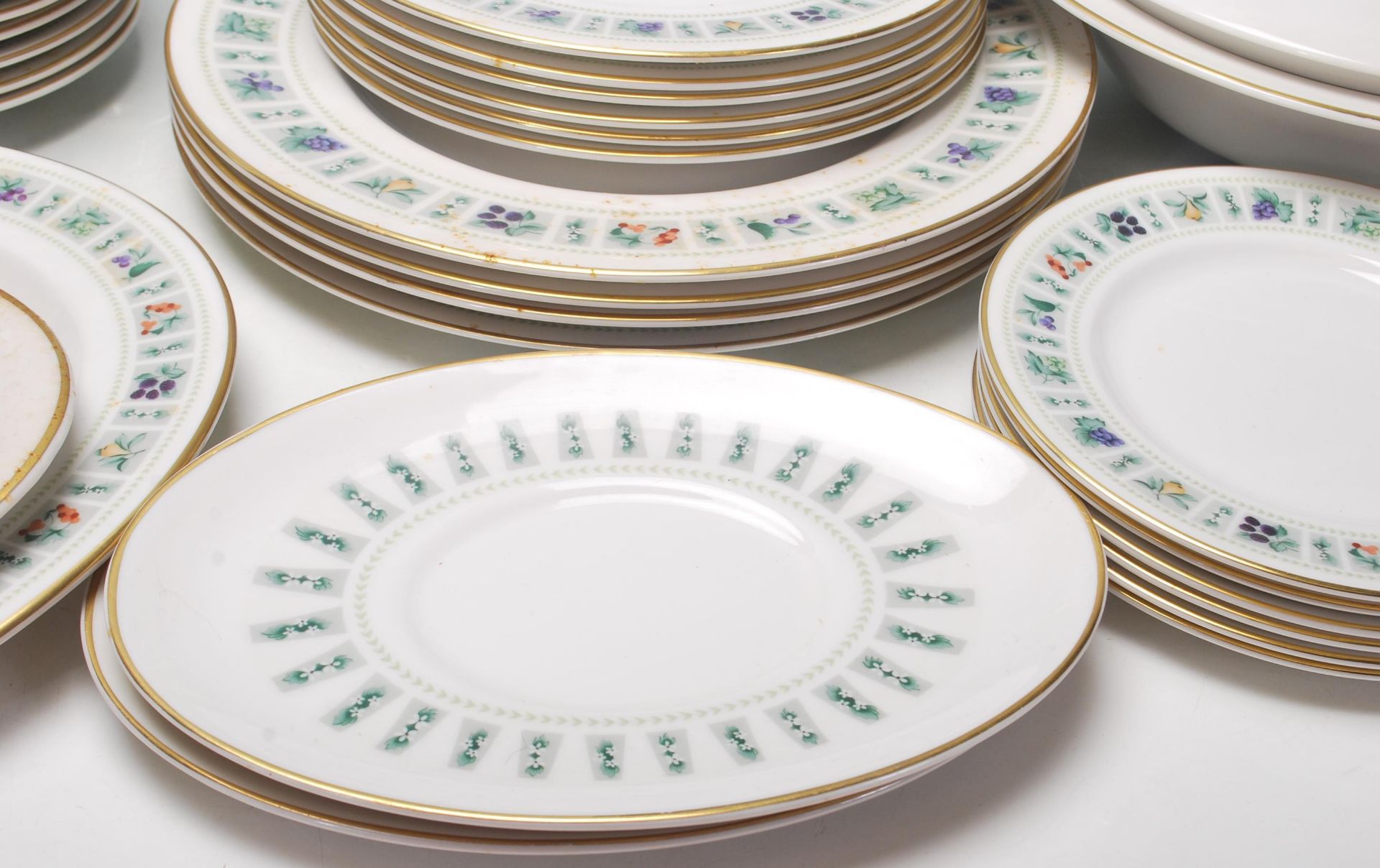 A large late 20th Century fine bone china dinner service by Royal Doulton in the Tapestry pattern - Bild 3 aus 18