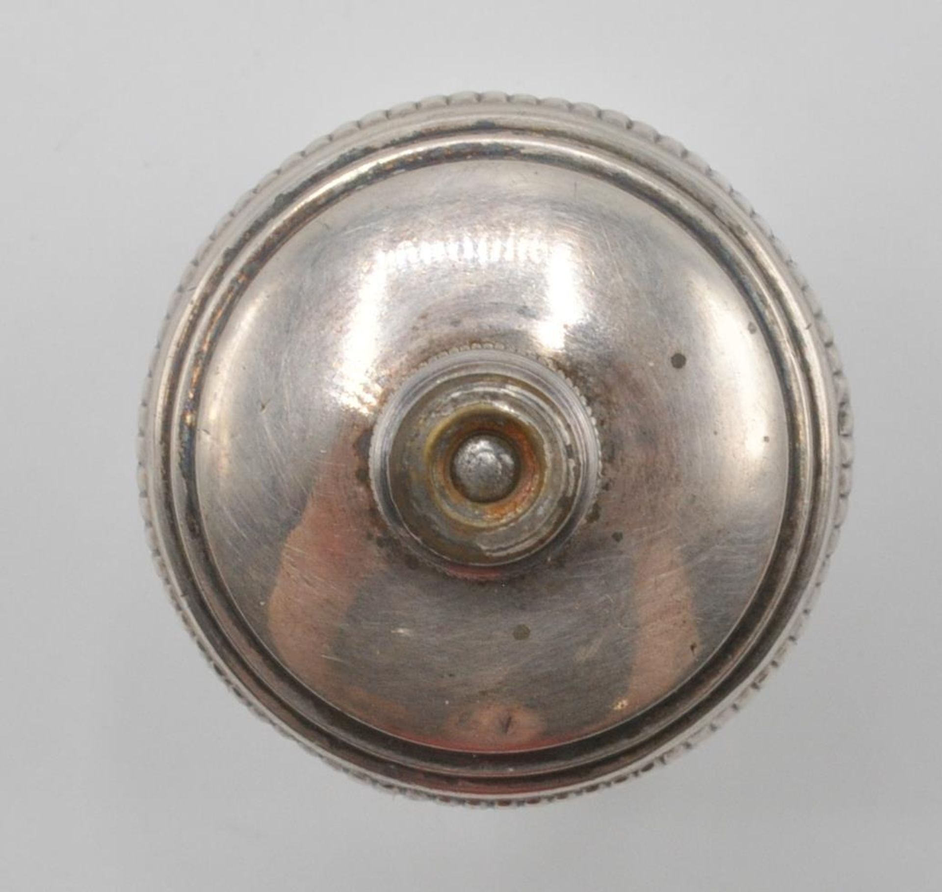 A 20th century French silver hallmarked pepper grinder having twist top with adjustable knob atop - Image 5 of 5
