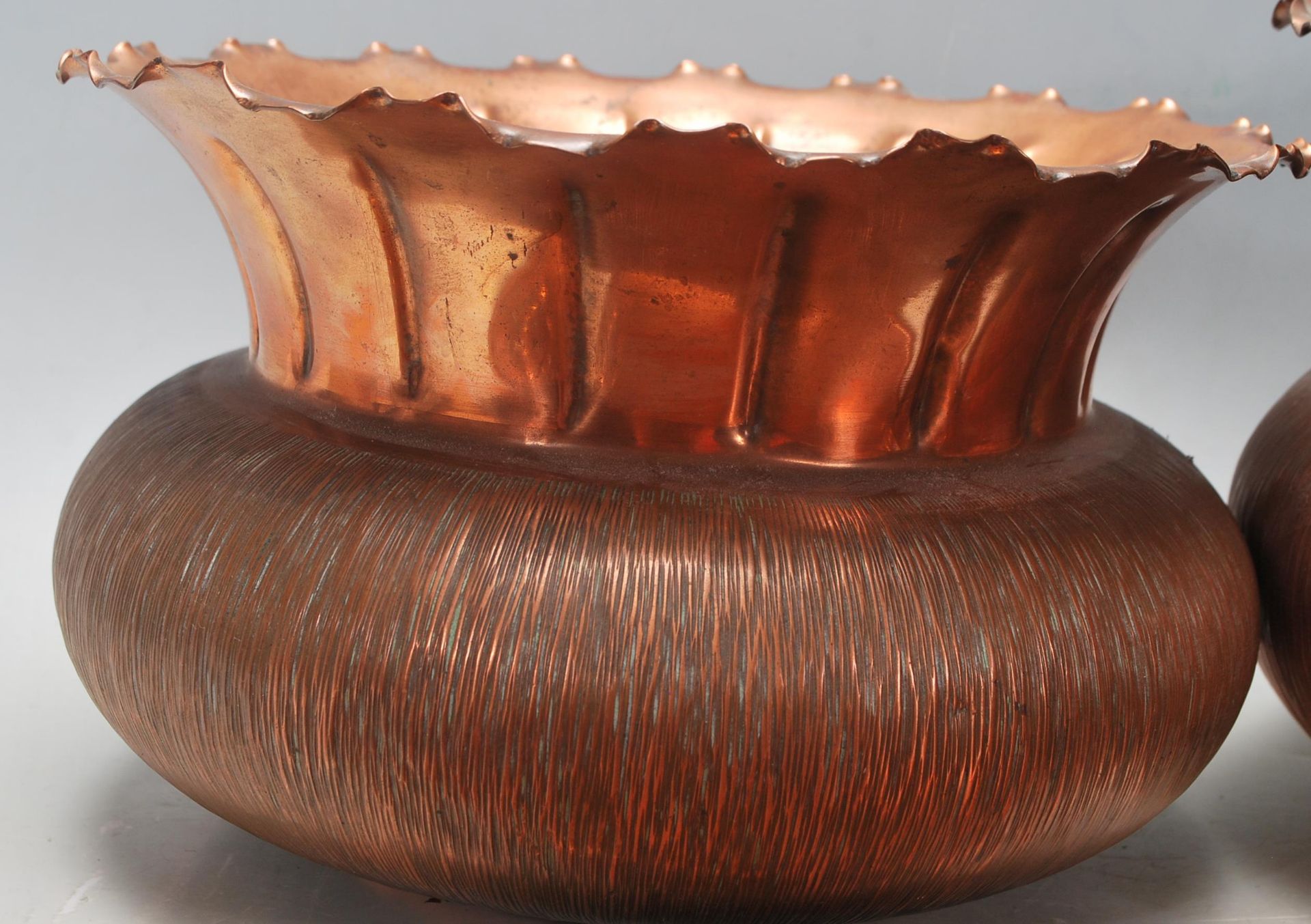 A collection of early 20th Century copperware to include a Newlyn style copper dish / plate together - Bild 3 aus 5