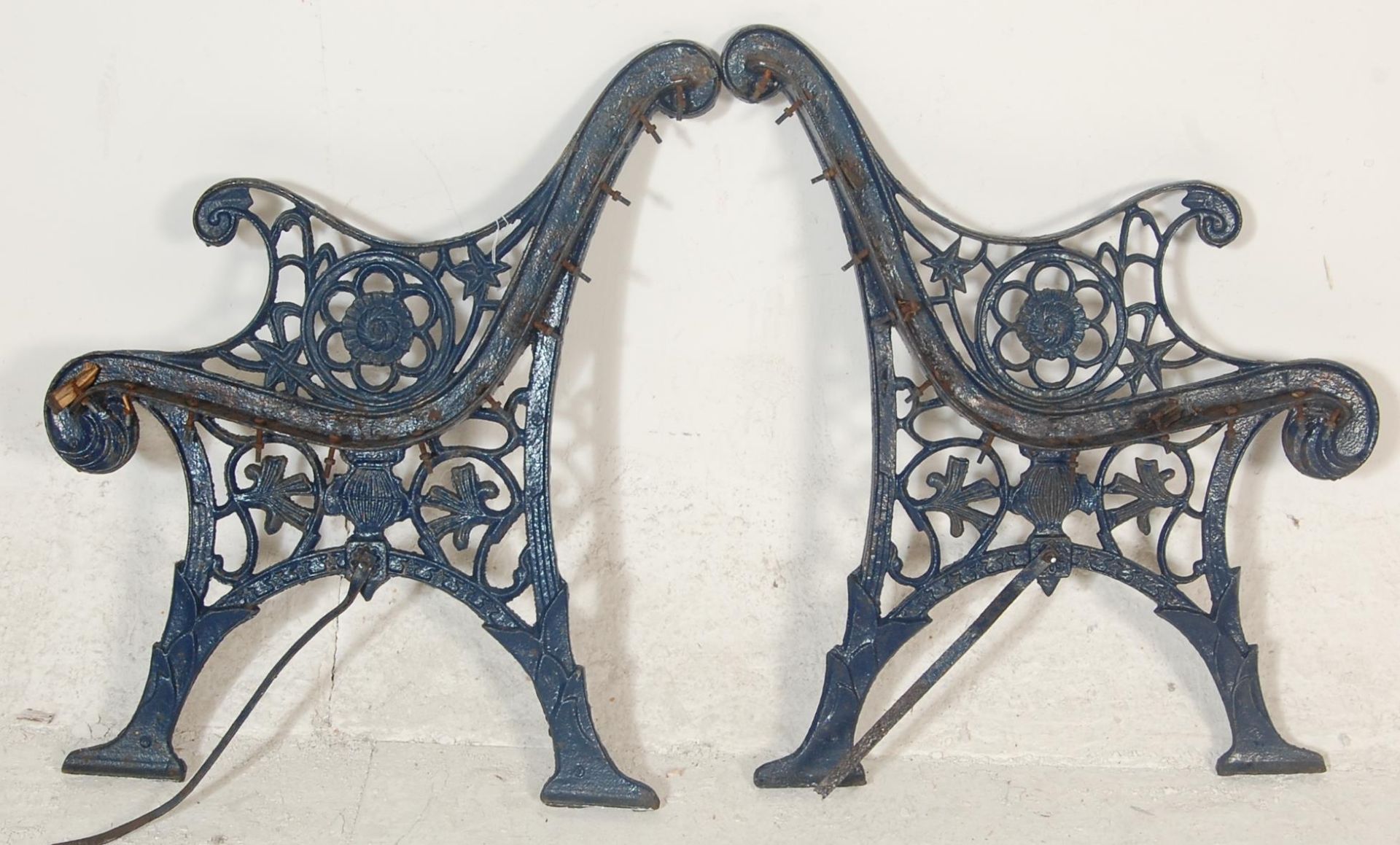 A pair of 20th Century antique cast iron scroll work garden bench ends painted in blue. - Bild 4 aus 6