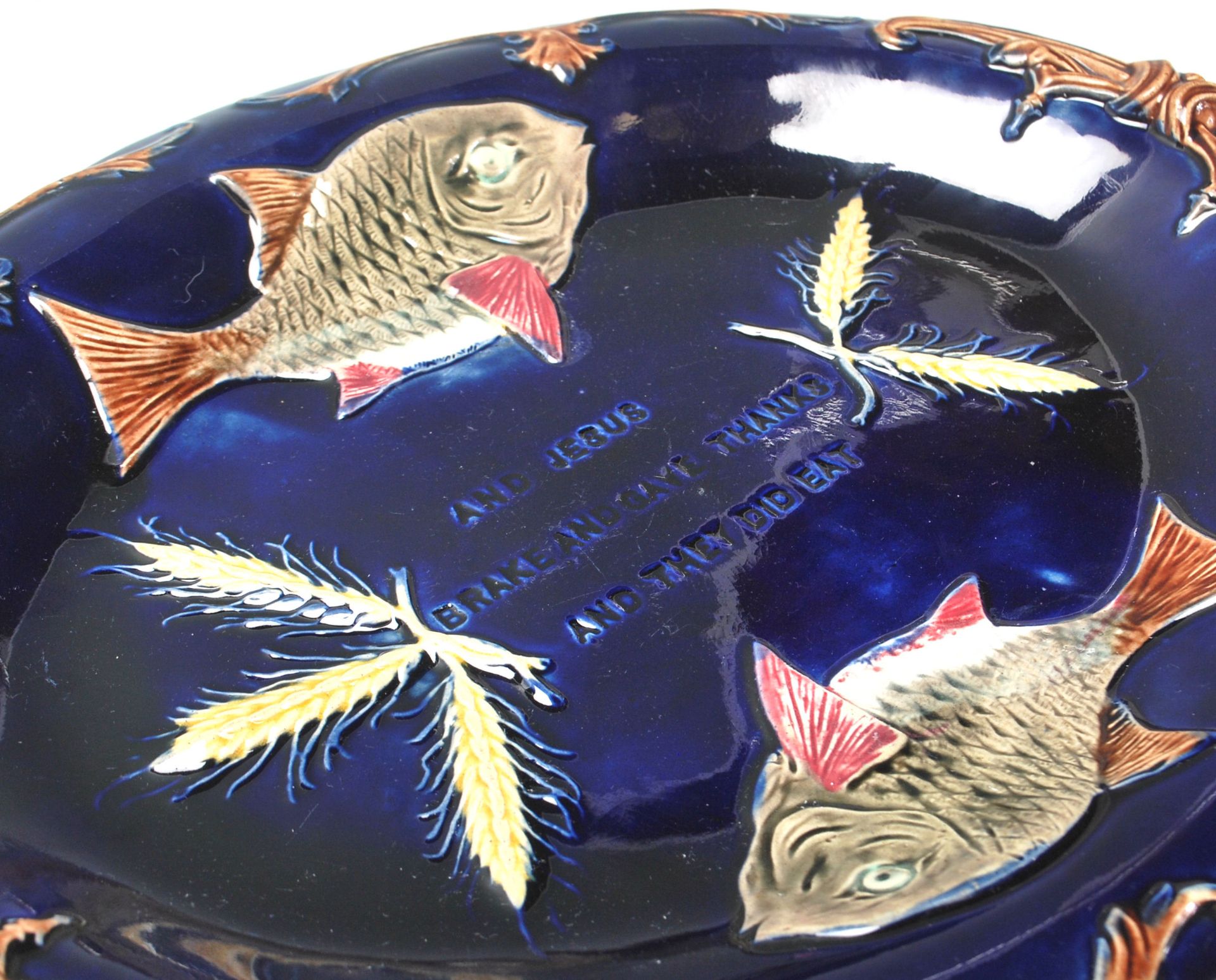 A 19th Century Victorian Joseph Holdcroft Majolica cobalt blue bread dish decorated with fish and - Bild 2 aus 9