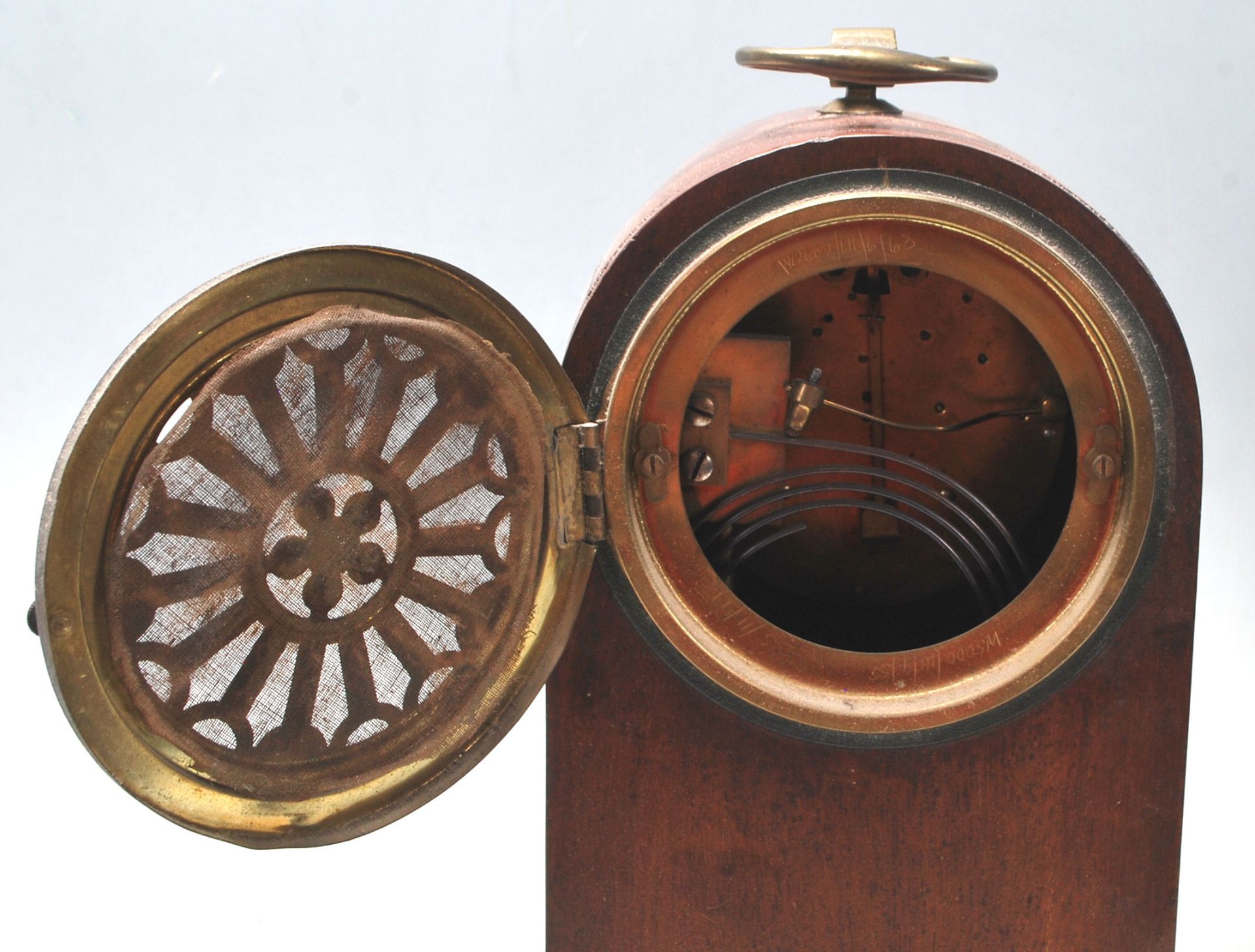 An early 20th Century Edwardian dome top mantel clock having an inlaid oak body with a brass and - Bild 7 aus 10