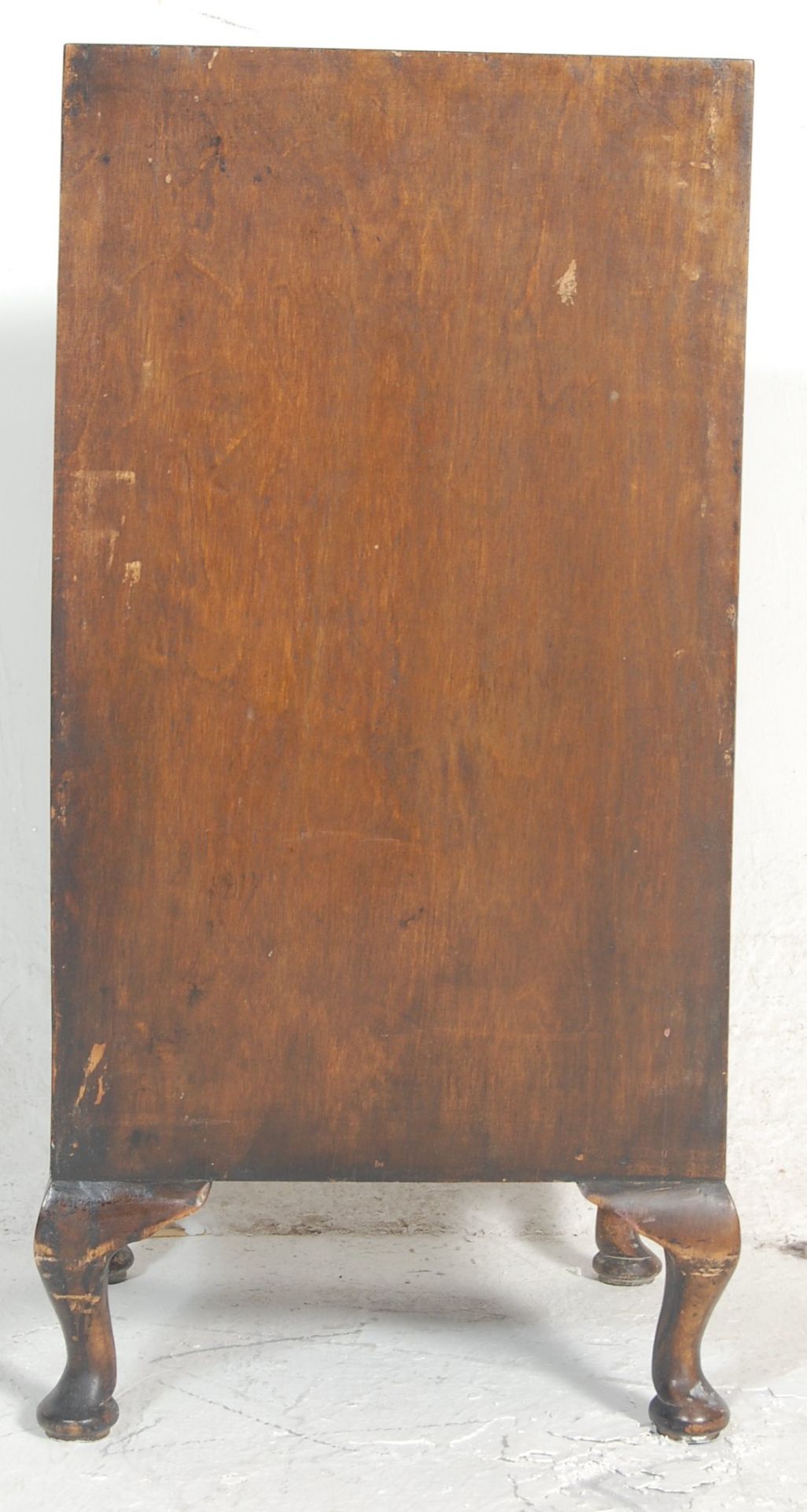 A vintage 1940s mid century walnut veneered tallboy / bachelors chest  / chest of drawers having a - Bild 15 aus 15