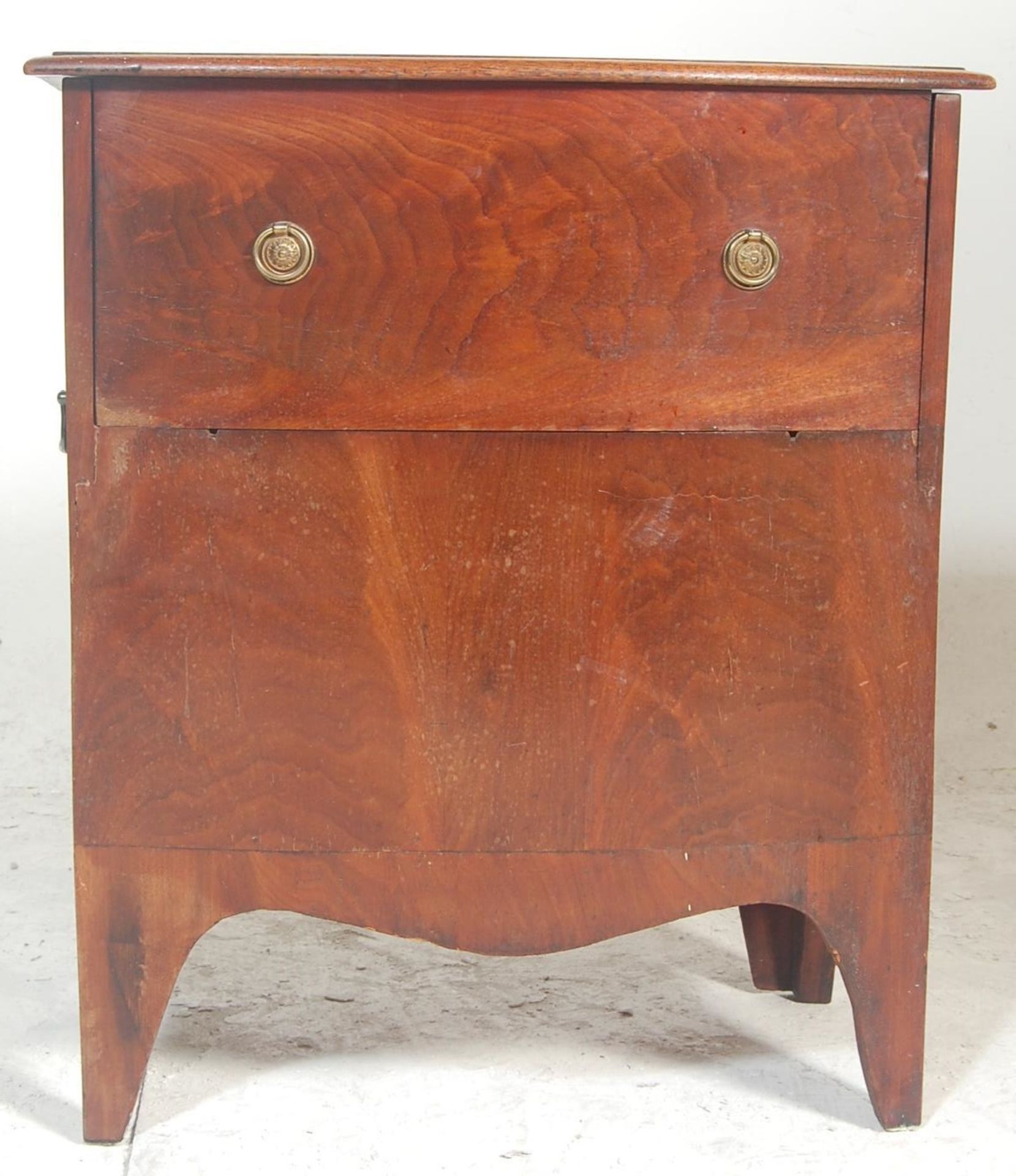 A Regency Revival III bow front commode having circular brass handles under a hinged lid opening - Bild 2 aus 7