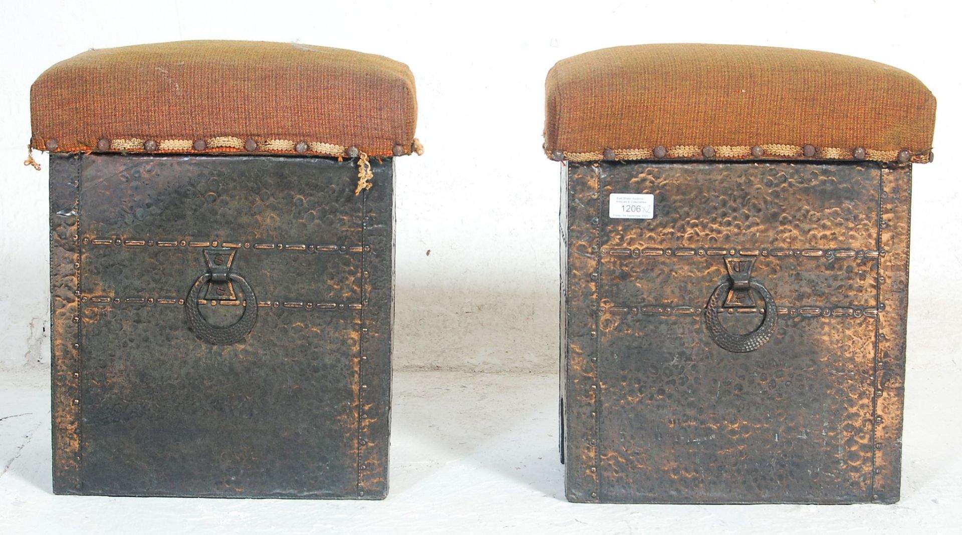 A pair of late Victorian 19th century Arts & Crafts hammered copper club fire fender stools. Each - Bild 2 aus 9