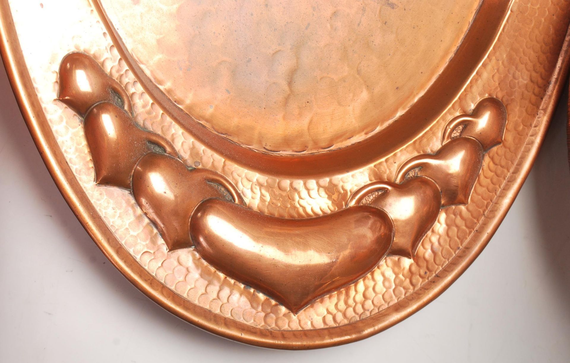 A collection of early 20th Century copperware to include a Newlyn style copper dish / plate together - Bild 4 aus 5