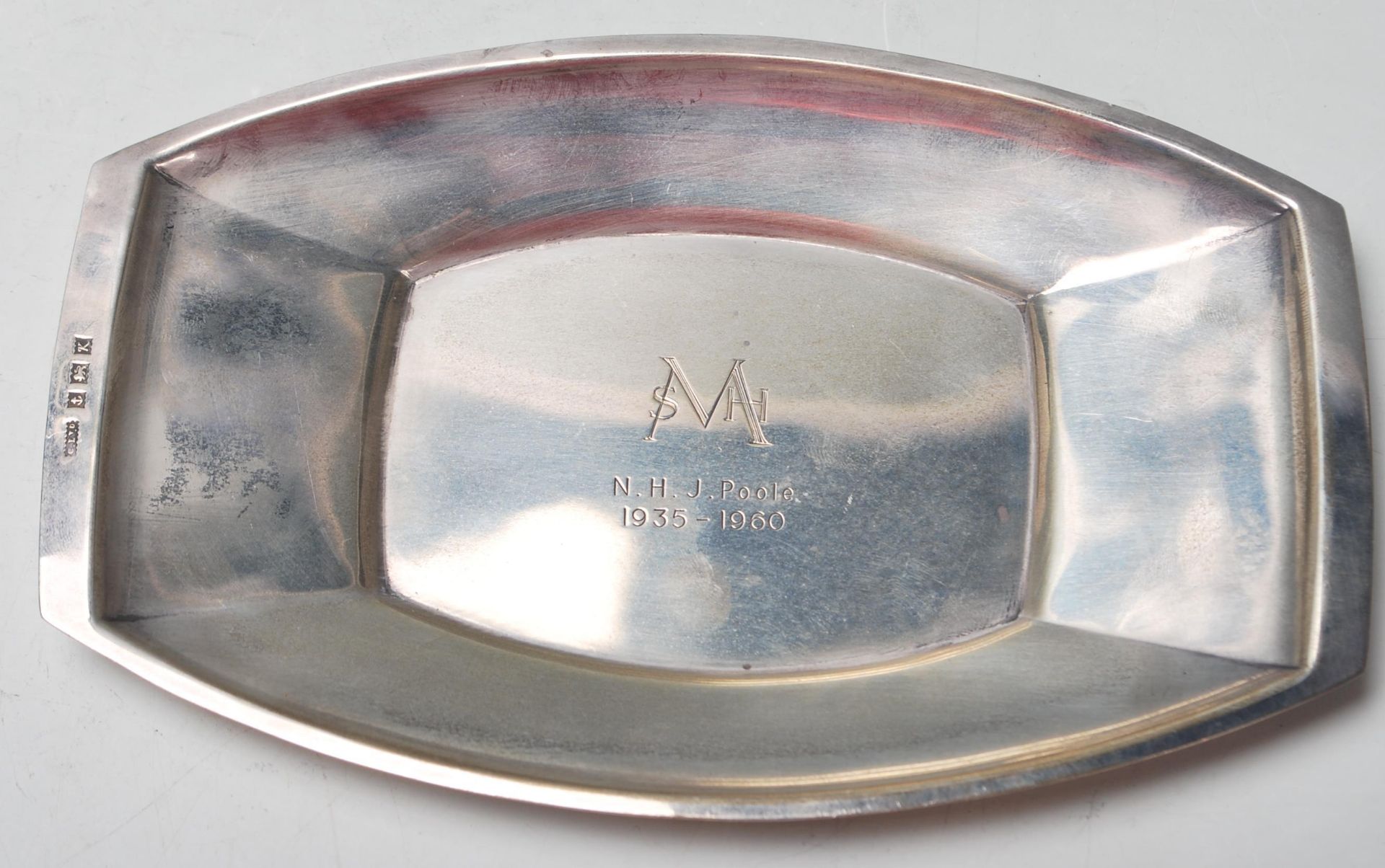 A silver hallmarked dish of lozenge form with raised edges. Central notation for SMH - NHJ Poole - Bild 2 aus 5
