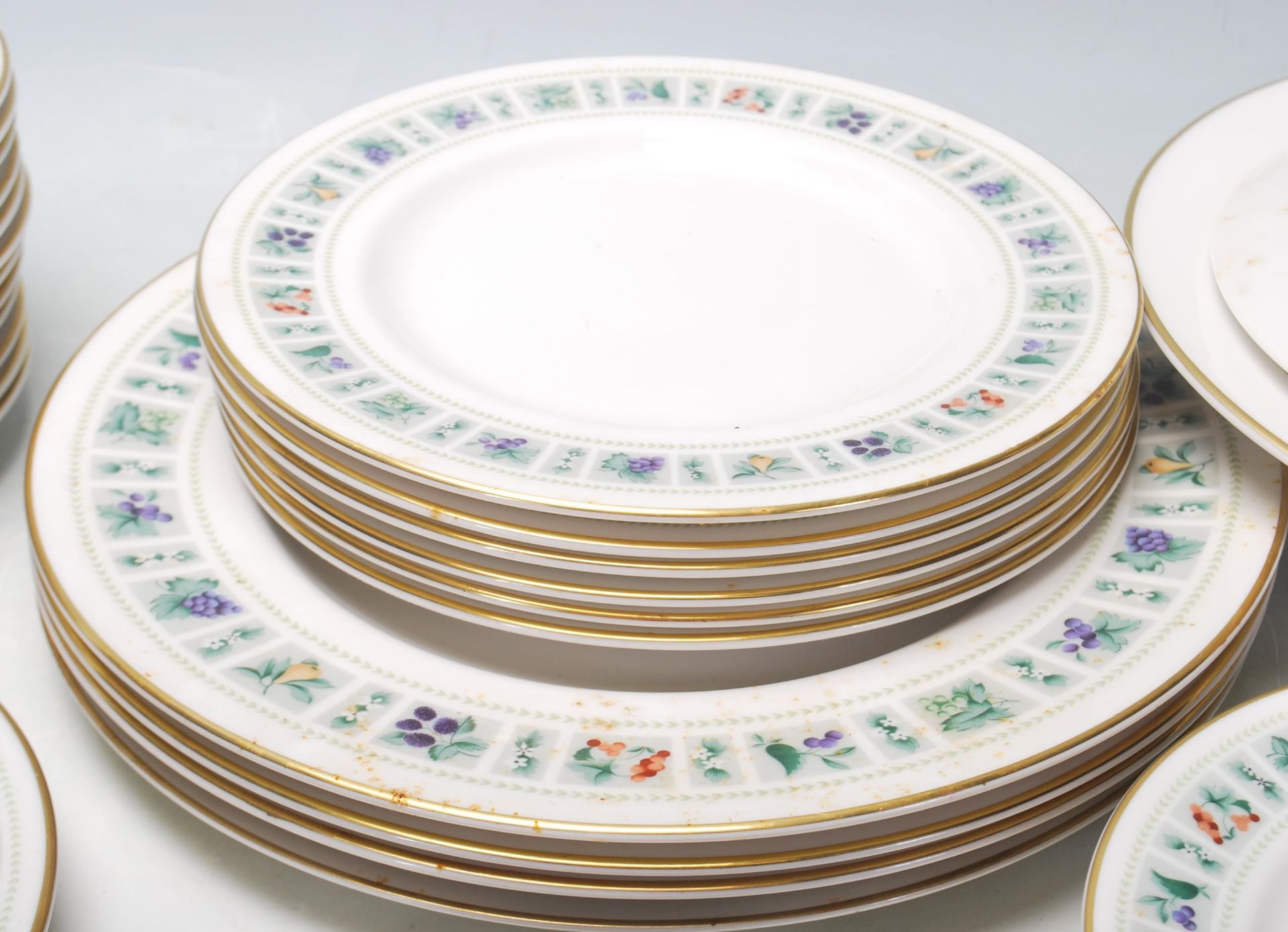 A large late 20th Century fine bone china dinner service by Royal Doulton in the Tapestry pattern - Bild 6 aus 18