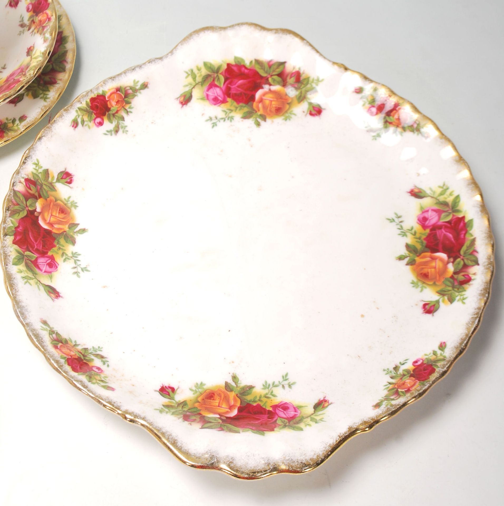 A 20th Century Royal Albert Old Country Roses tea service to include six tea cup trios, tea pot - Bild 6 aus 8