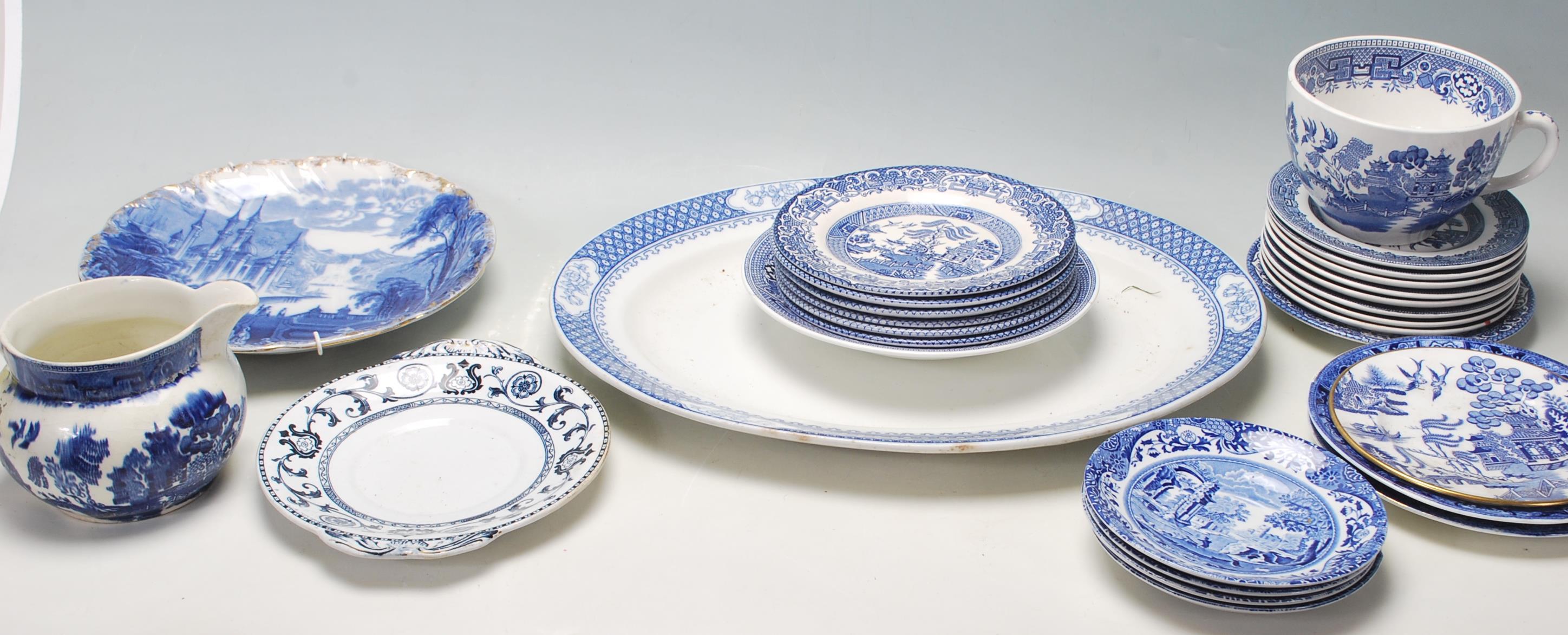 A COLLECTION OF WILLOW BLUE AND WHITE POTTERY CERA