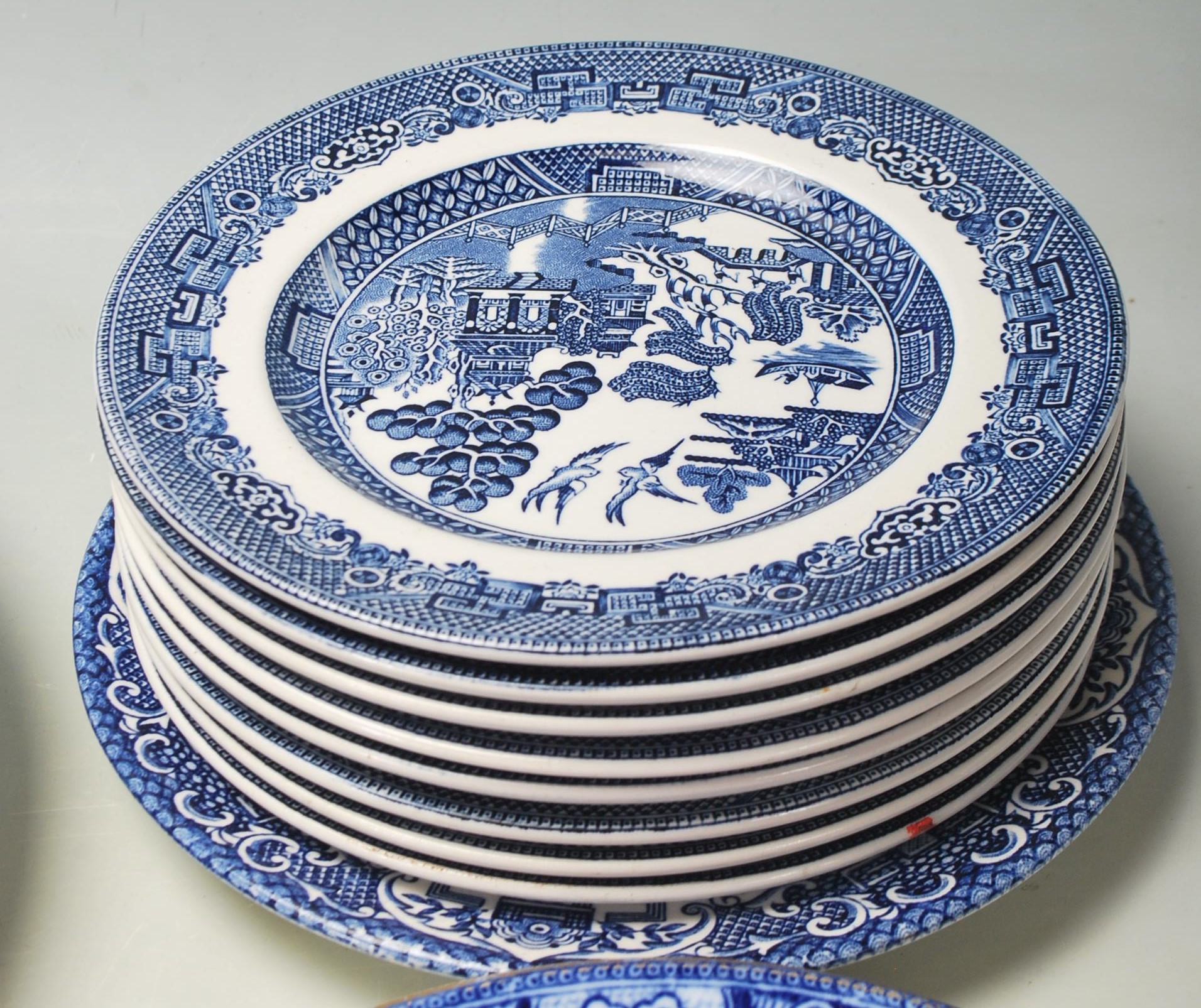 A COLLECTION OF WILLOW BLUE AND WHITE POTTERY CERA - Image 10 of 15