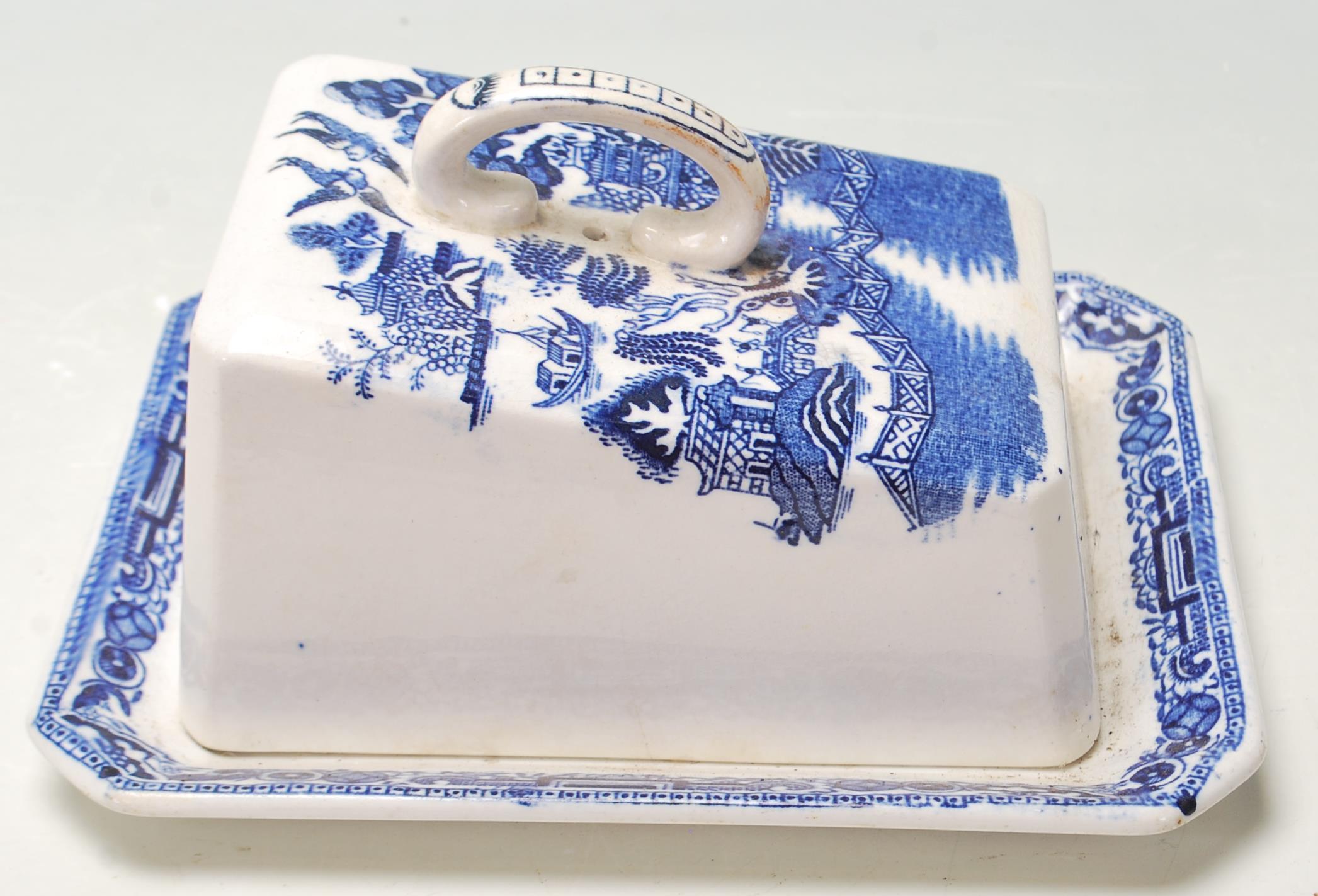 A COLLECTION OF WILLOW BLUE AND WHITE POTTERY CERA - Image 15 of 15