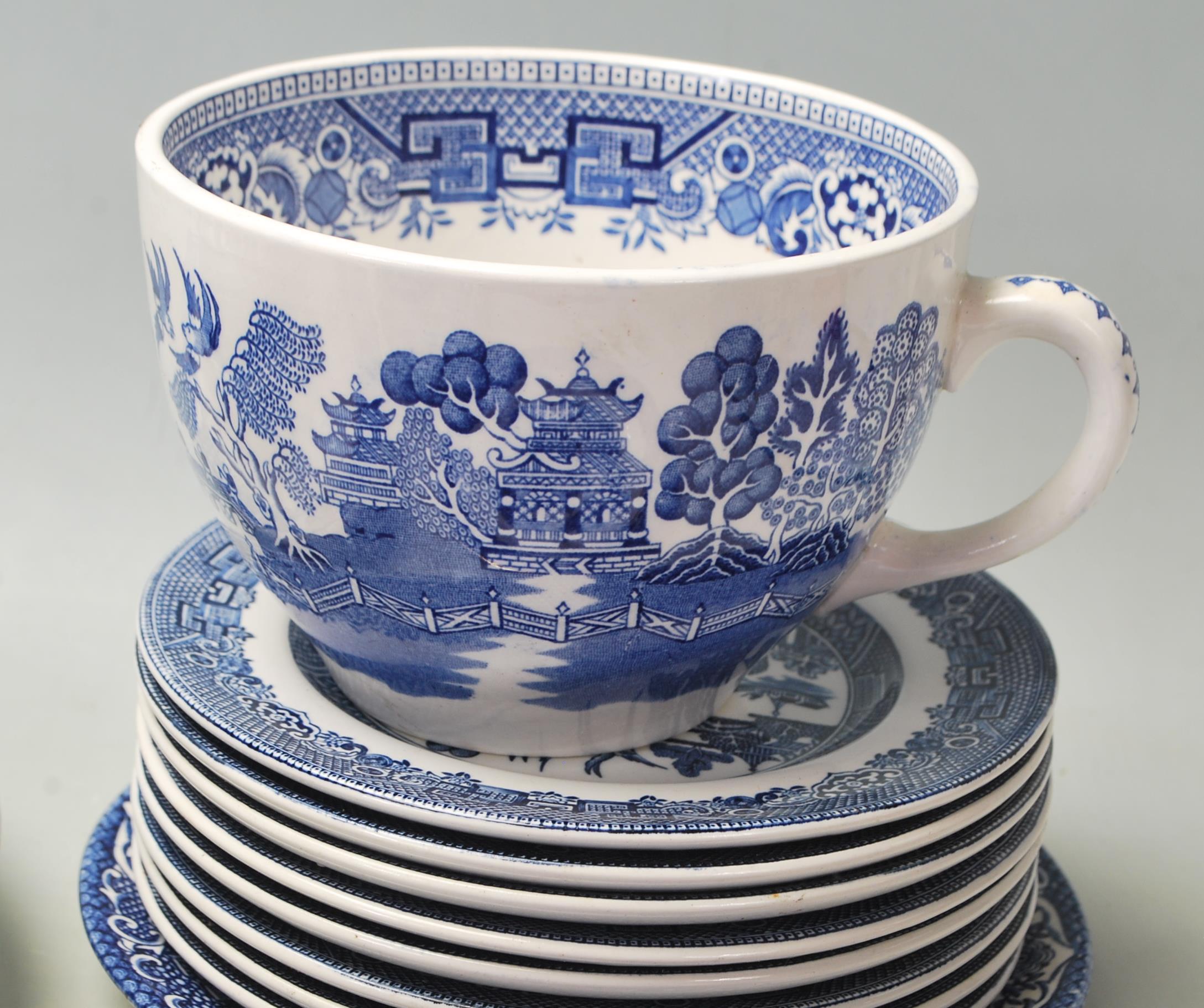 A COLLECTION OF WILLOW BLUE AND WHITE POTTERY CERA - Image 7 of 15