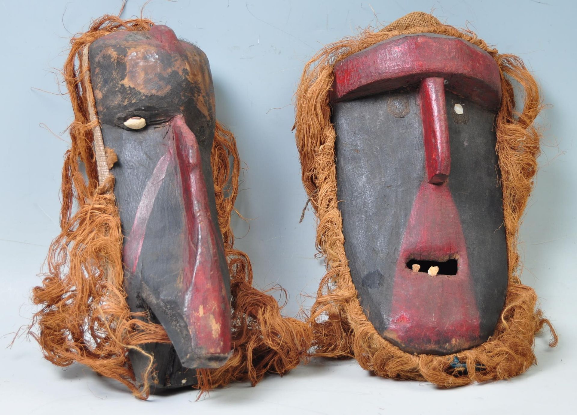 A group of three 20th century antique hand carved wooden figure and masks to include hardwood male - Bild 8 aus 12