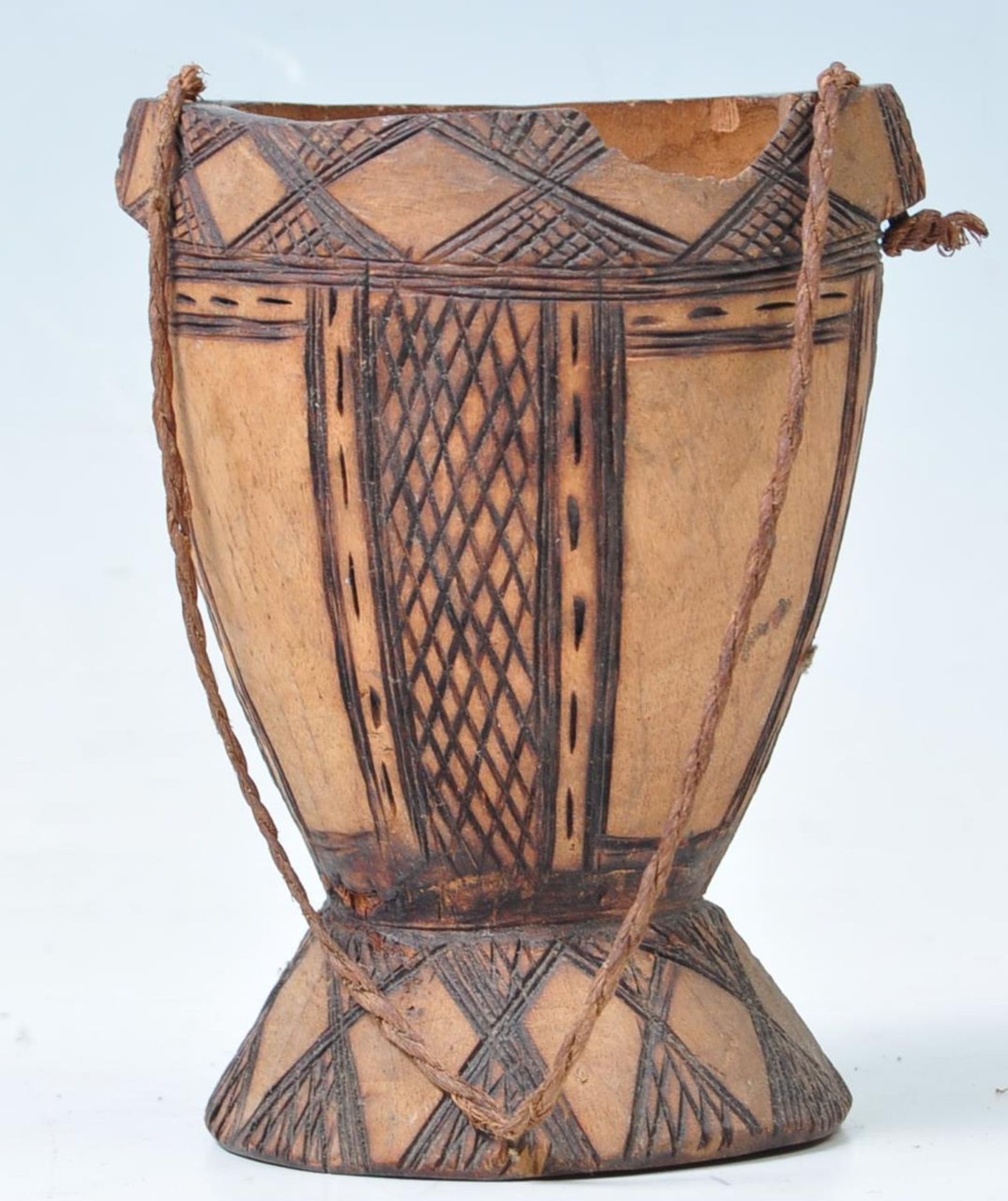 A large quantity of early 20th century mixed tribal wooden traditional items / ware to include, - Bild 63 aus 96