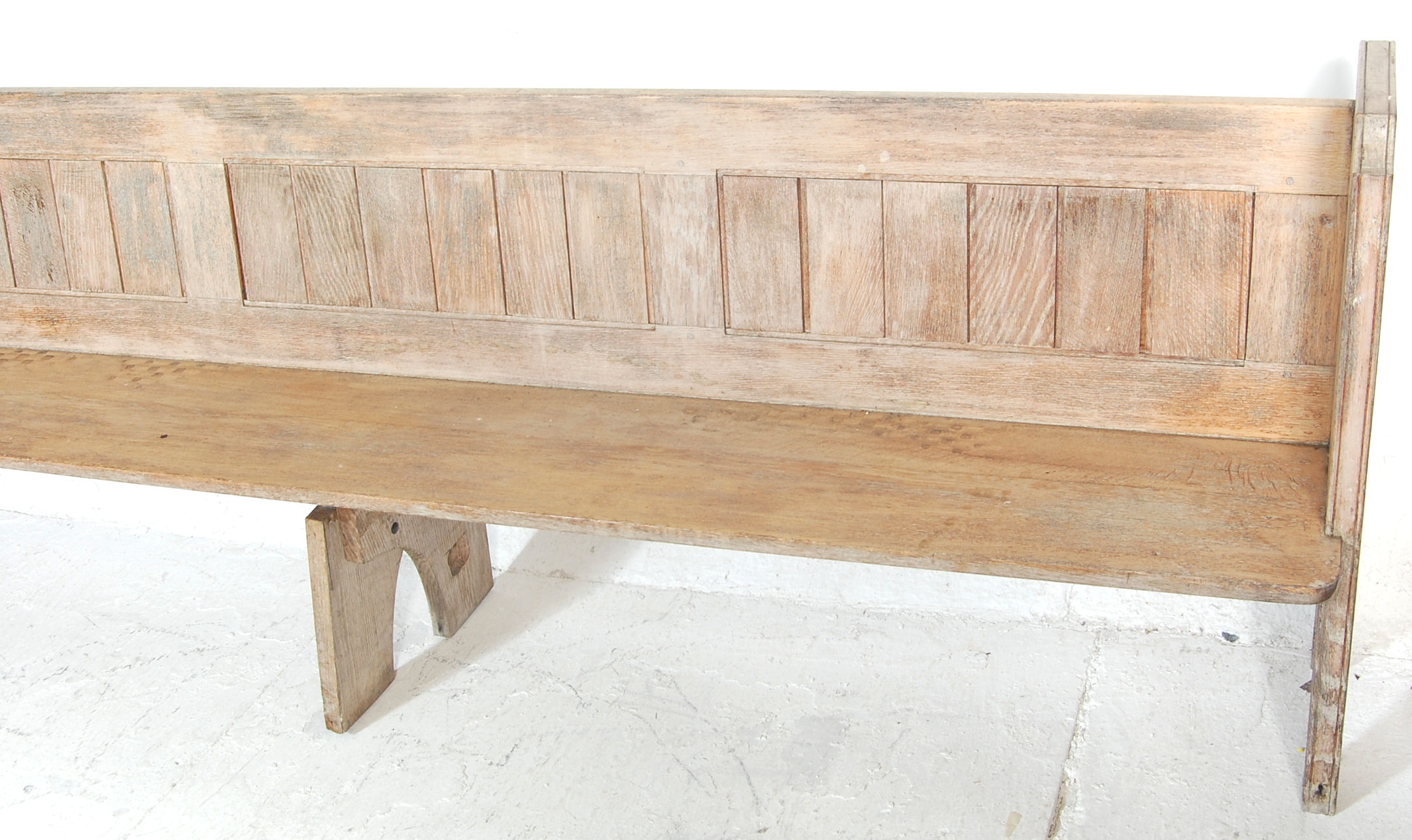 A 20TH OAK GOTHIC STYLE CHURCH PEW - Image 4 of 4