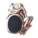 A STAMPED 925 STERLING SILVER PIN CUSHION IN THE FORM OF A FROG.