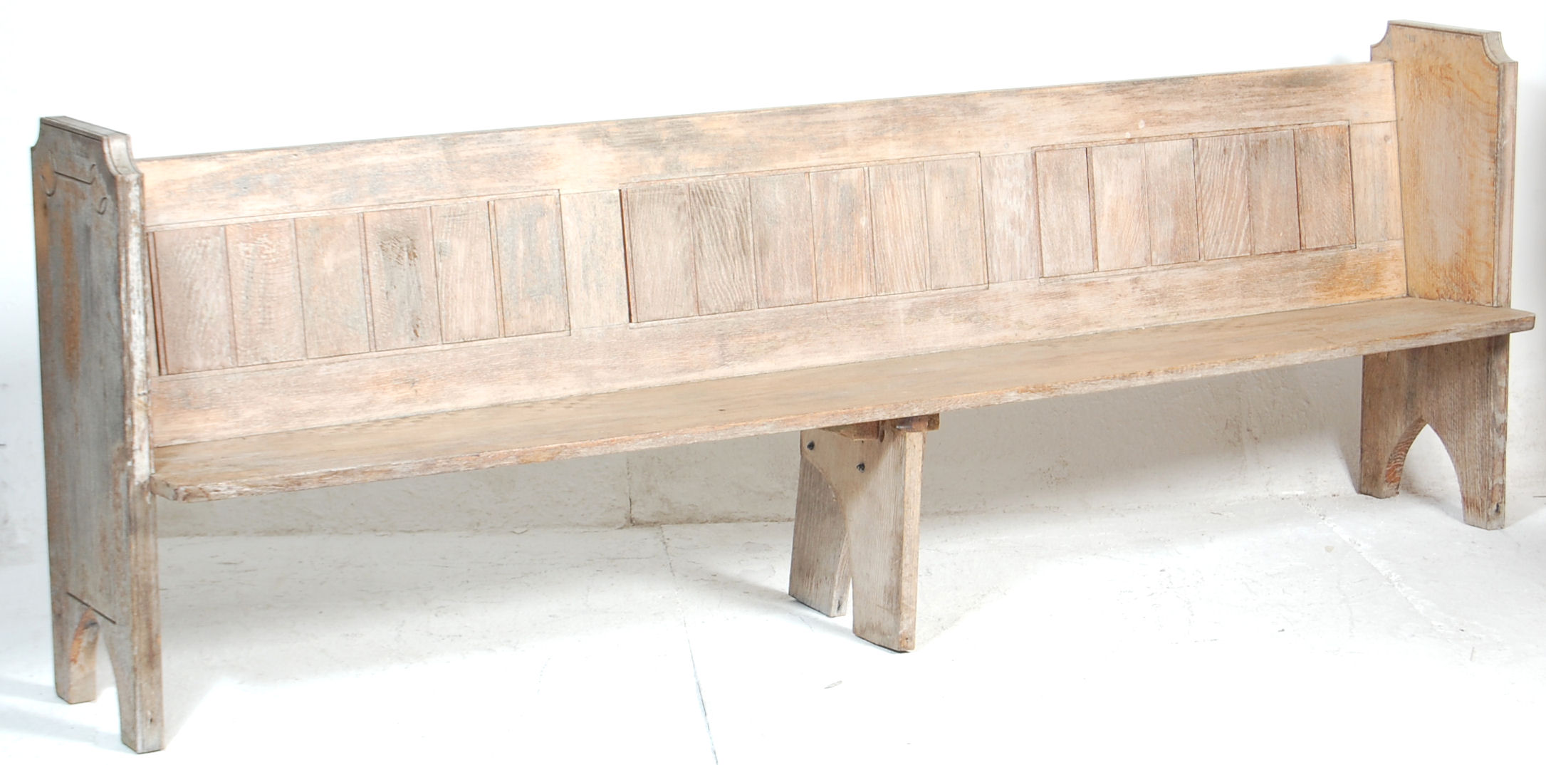 A 20TH OAK GOTHIC STYLE CHURCH PEW