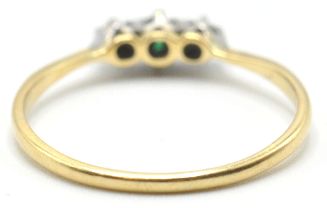 A hallmarked 18ct gold and platinum ring set with a green central stone flanked by 2 white stones. - Image 5 of 7