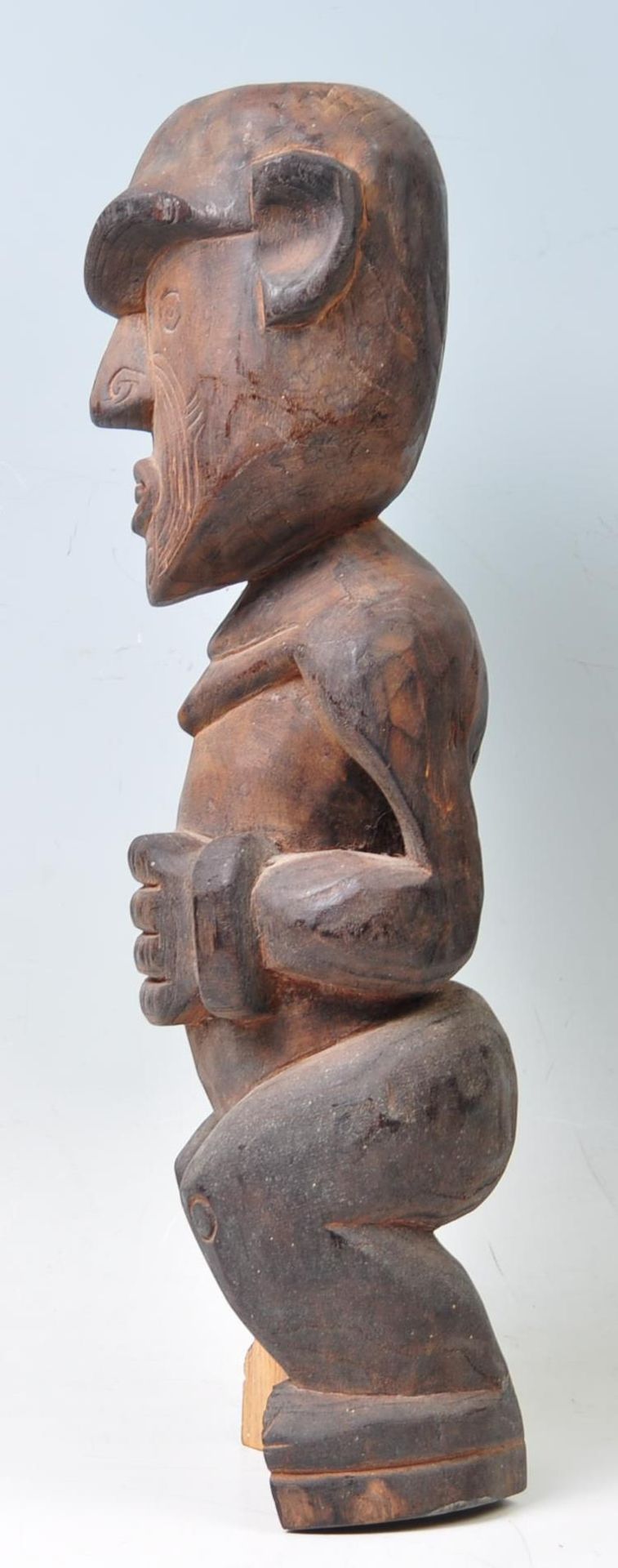 A group of three 20th century antique hand carved wooden figure and masks to include hardwood male - Bild 5 aus 12