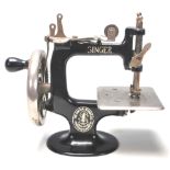 A VINTAGE RETRO 20TH CENTURY MINI SINGER SEWING MACHINE.