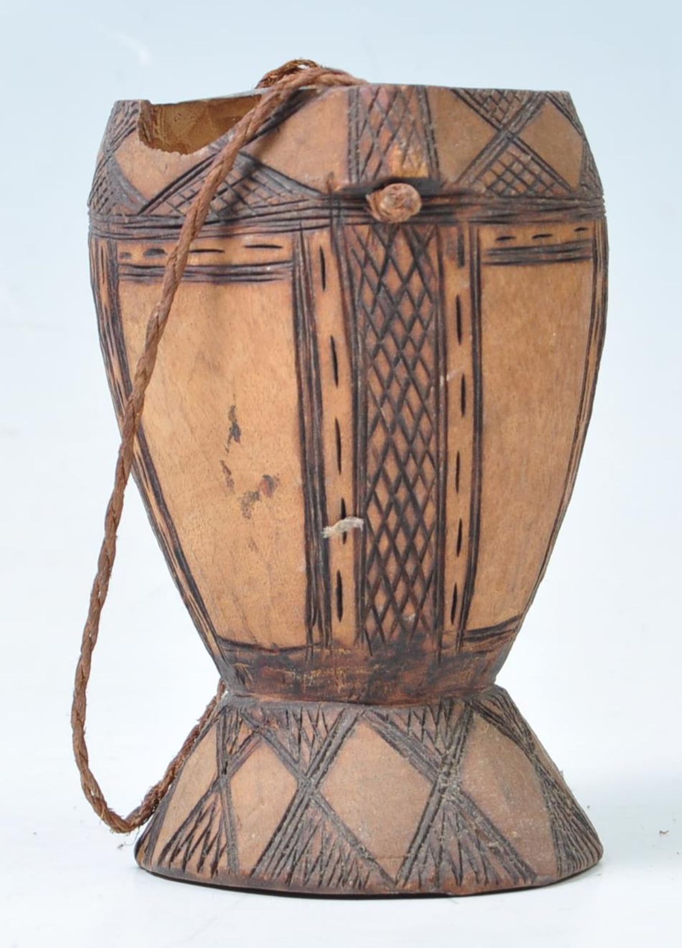 A large quantity of early 20th century mixed tribal wooden traditional items / ware to include, - Bild 62 aus 96