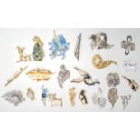 A COLLECTION OF APPROXIMATELY 22 VINTAGE BROOCHES